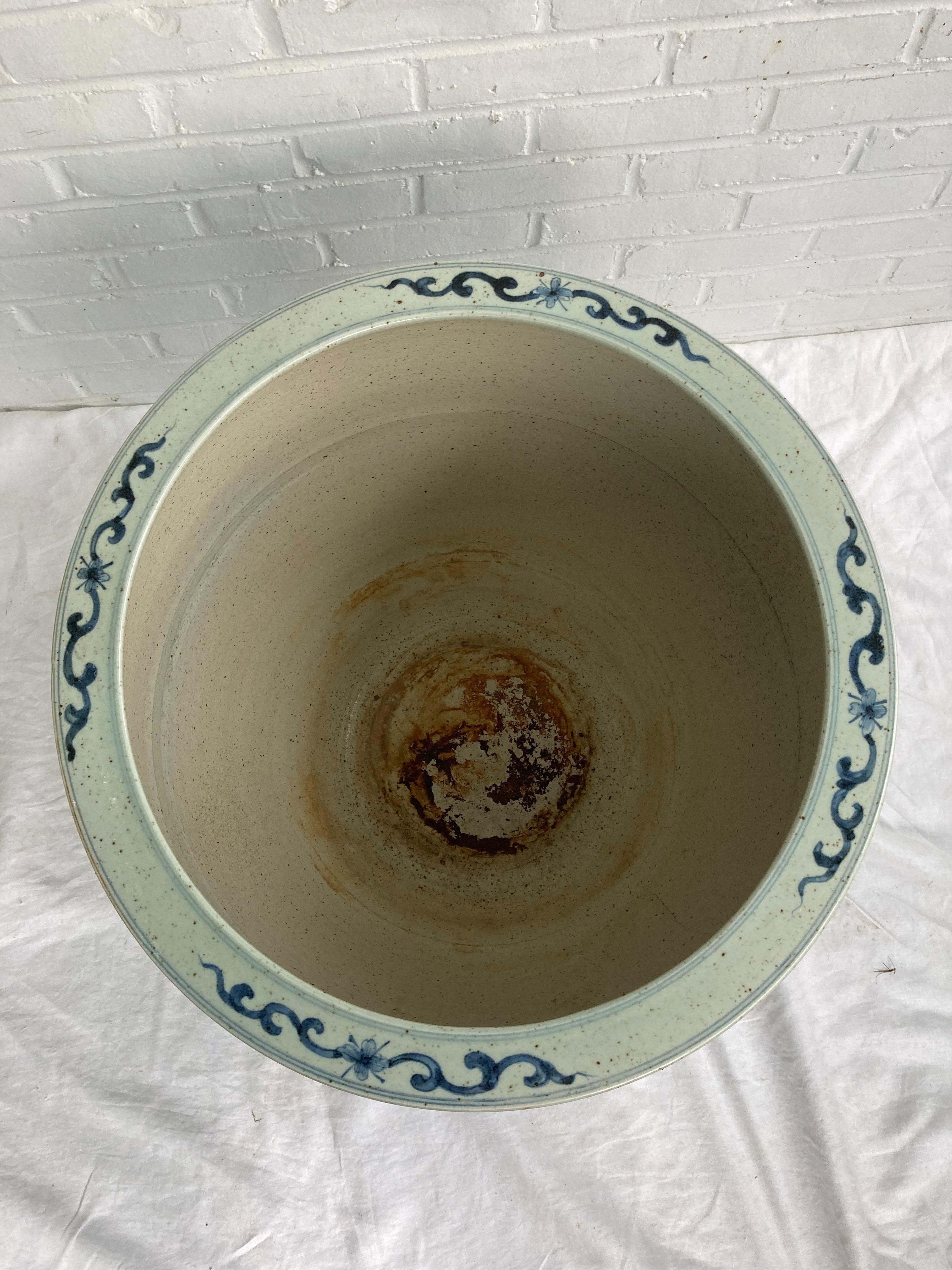 Pecera china azul y blanca muy grande en Bueno estado para la venta en East Hampton, NY