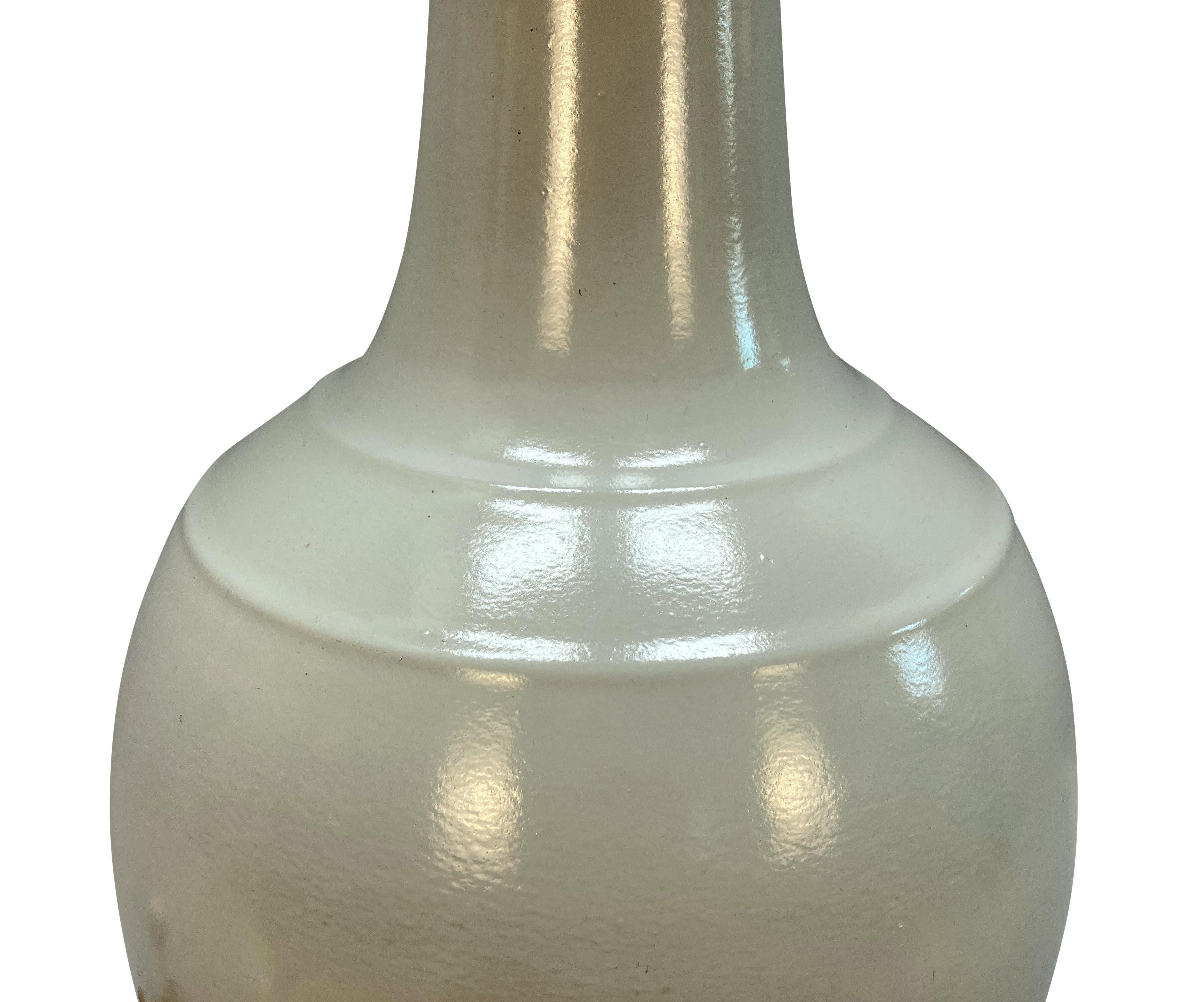 Très grande lampe-vase chinoise en céladon, avec monture en bronze, sur une base en bois sculpté.