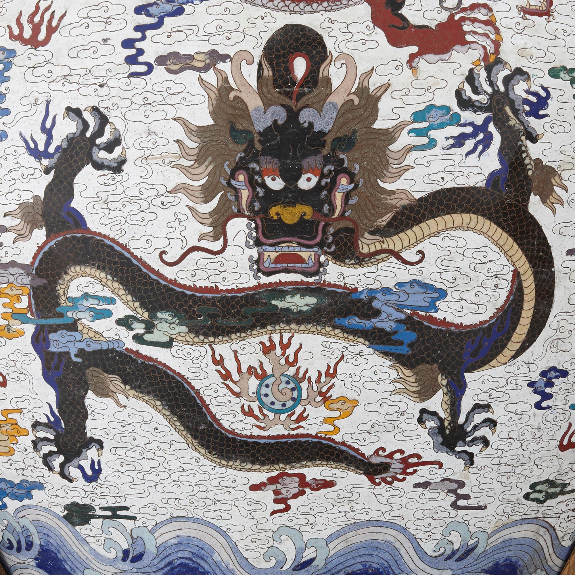 Sehr große chinesische Emaille-Jardiniere auf Holzständer
Chinesisch, 20. Jahrhundert
Maße: Höhe 127cm, Durchmesser 116cm

Diese monumentale Jardiniere aus Cloisonné-Email ist ein hervorragendes Beispiel für das chinesische Design des 20.