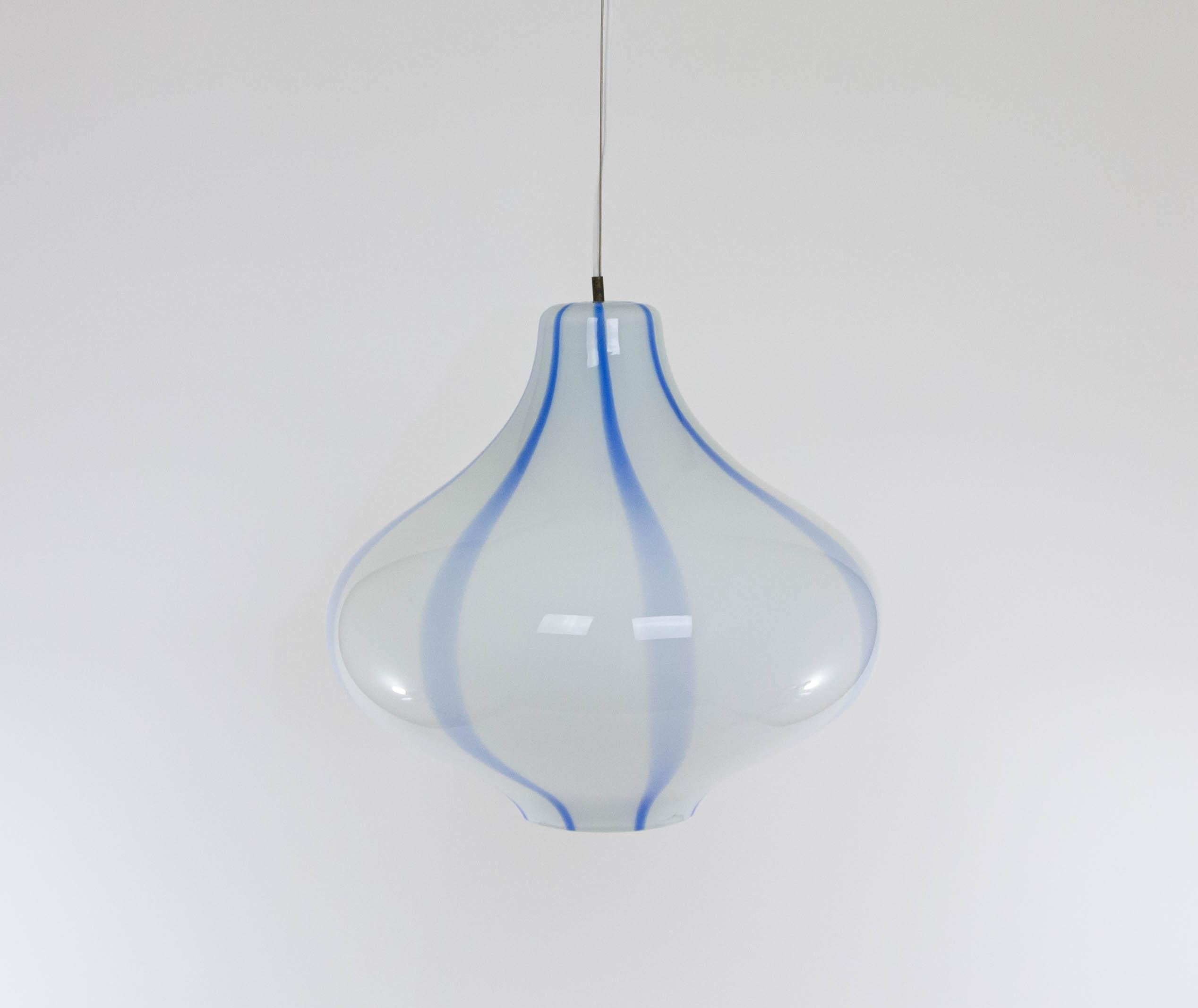 Very large Cipolla pendant, white with subtle blue stripes, designed by Massimo Vignelli at the start of his impressive career in design and executed by Murano glass specialist Venini.

This model has been produced in two different sizes, this is