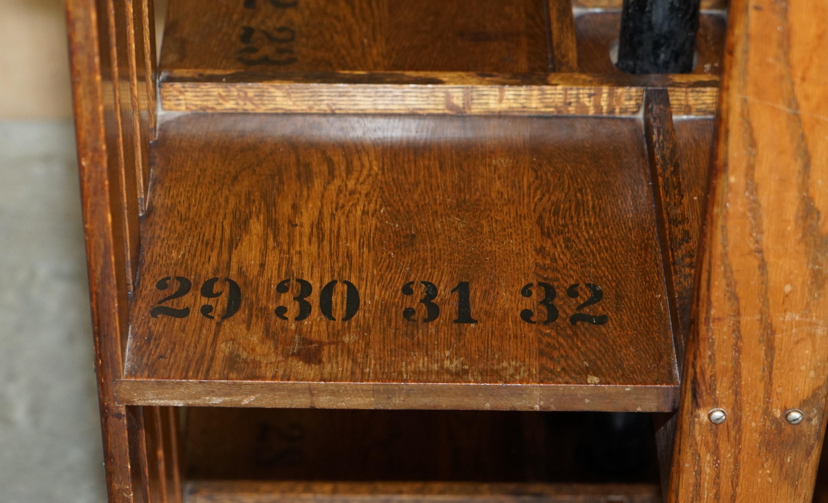 Très grande table bibliothèque tournante en chêne anglais victorien d'époque circa 1880 en vente 3