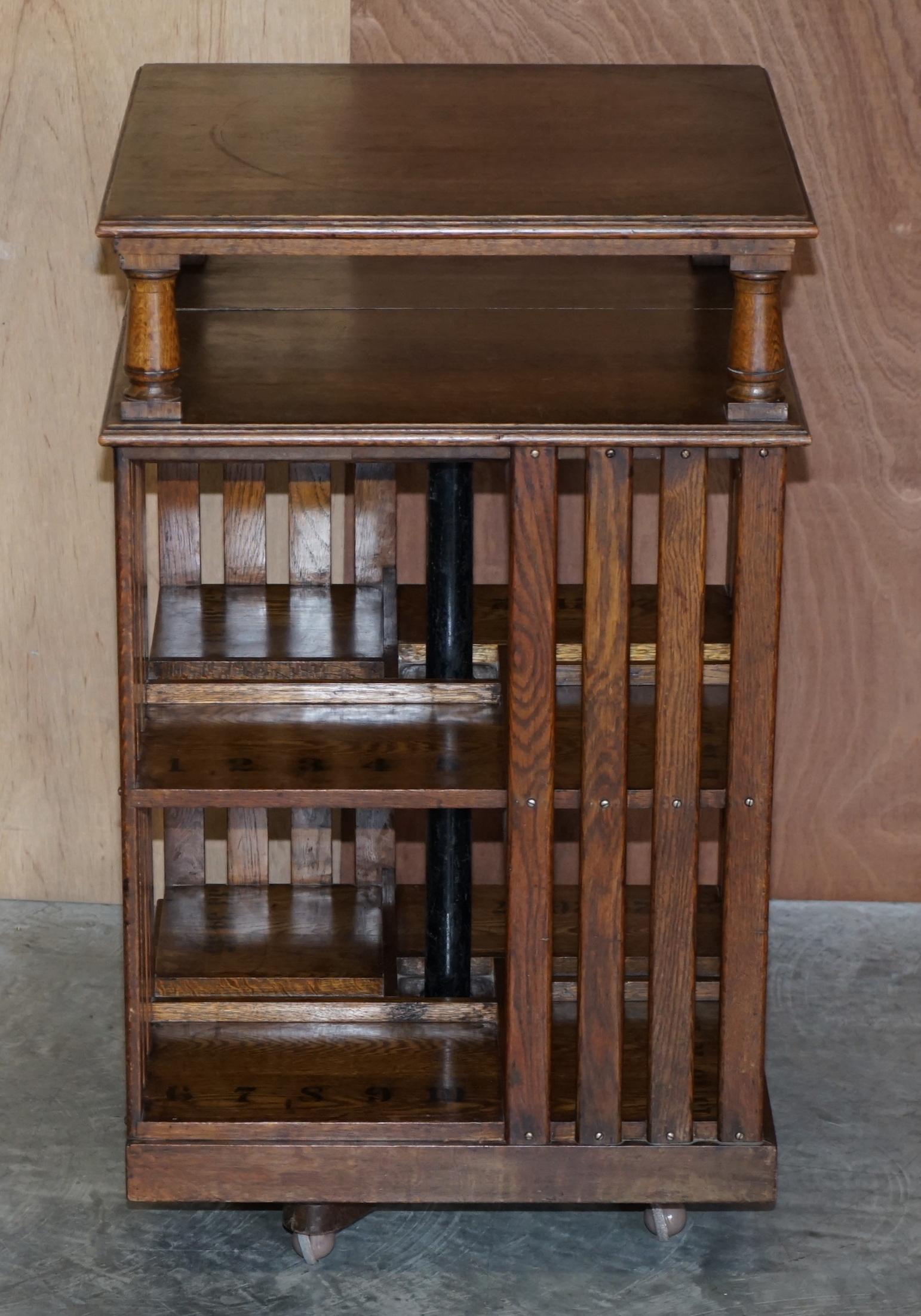 Nous sommes ravis de vous proposer cette très belle table bibliothèque tournante en chêne anglais vers 1880-1900 avec des numéros imprimés sur les étagères. 

Veuillez noter que les frais de livraison indiqués ne sont qu'une indication, ils ne