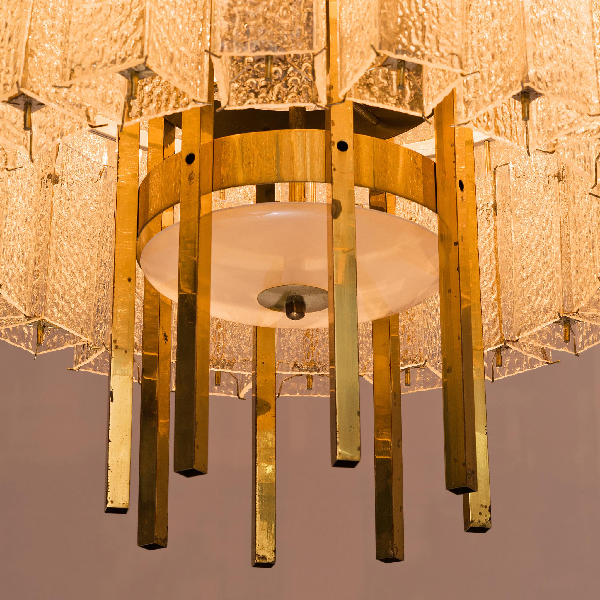 Mid-Century Modern Very Large Circular Chandelier in Brass and Structured Glass
