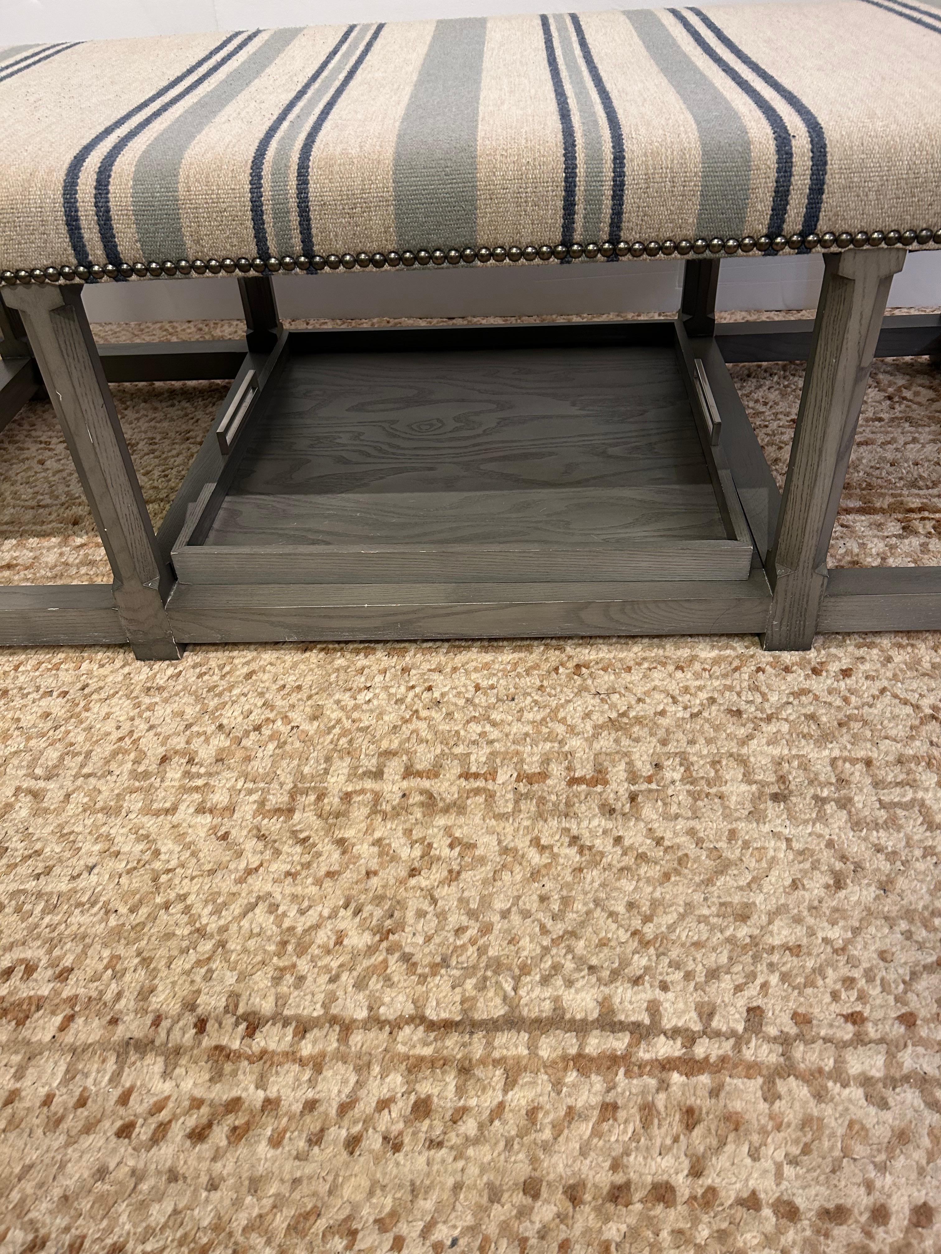 Très grand banc classique en bois gris et rayé avec plateau assorti en vente 5