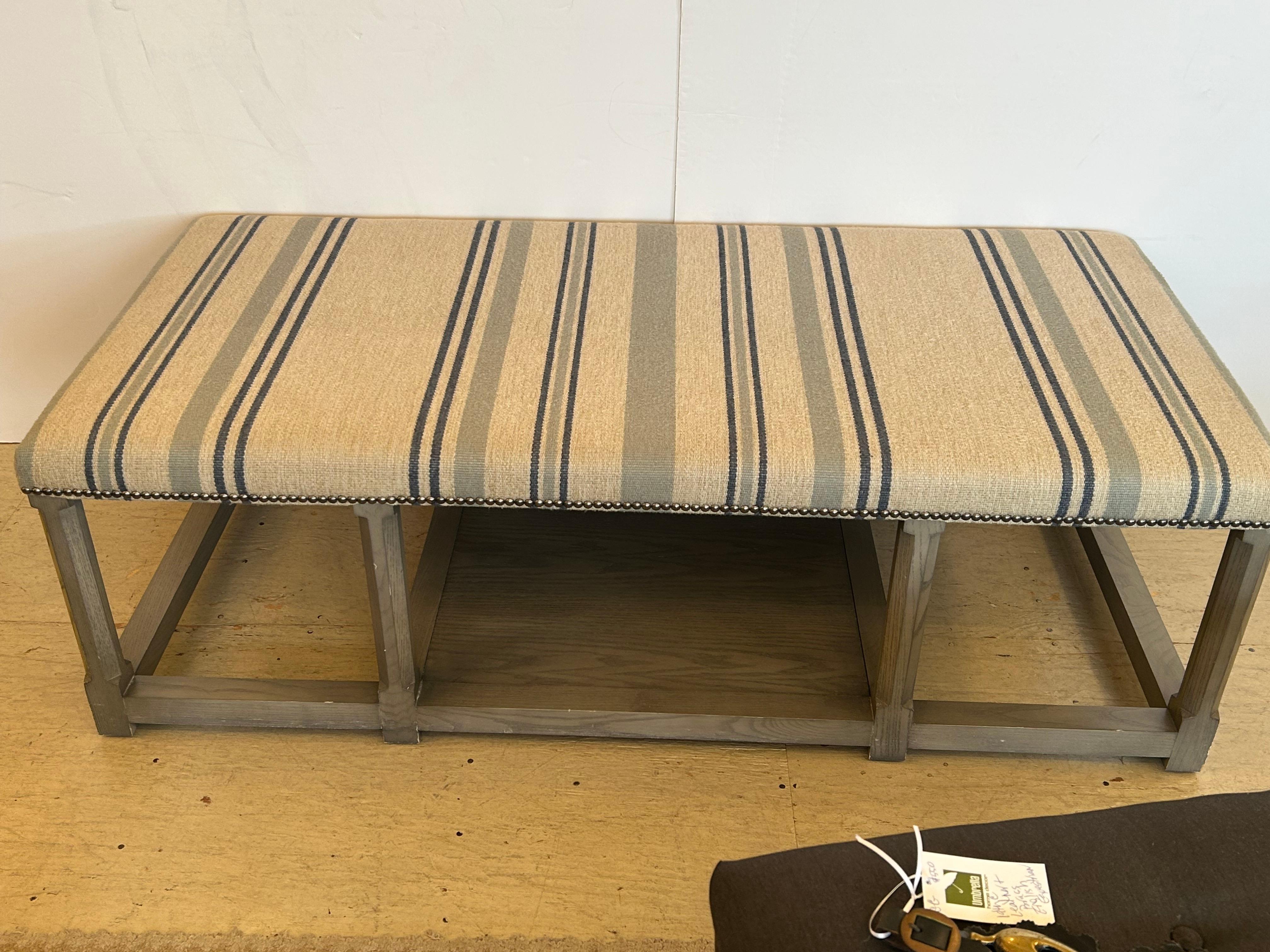 Superbe grande banquette rectangulaire avec base peinte en gris et belle tapisserie rayée avec rangement sur le niveau inférieur et plateau assorti.  Idéal au pied d'un lit ou comme table basse.