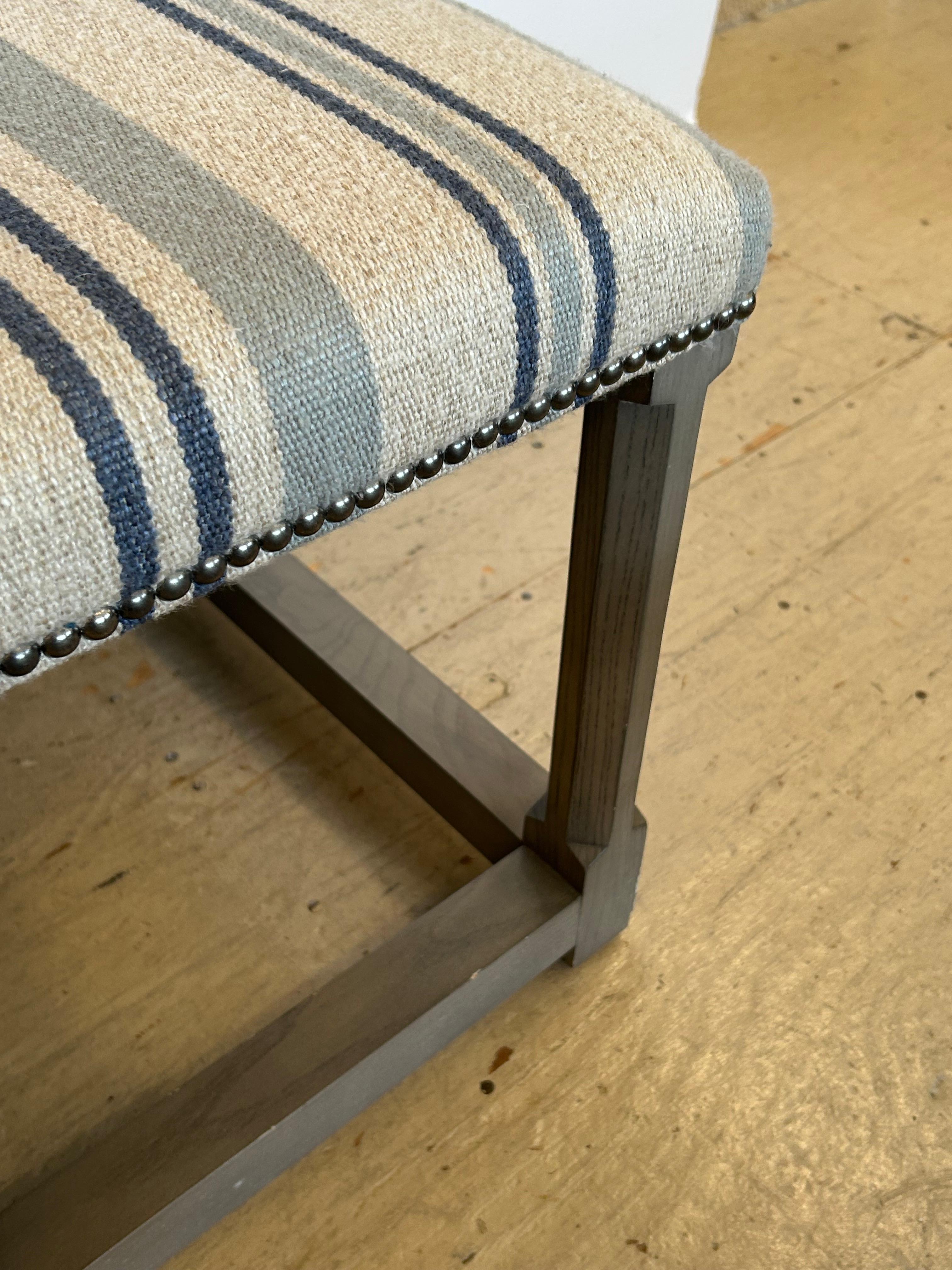 Très grand banc classique en bois gris et rayé avec plateau assorti Bon état - En vente à Hopewell, NJ