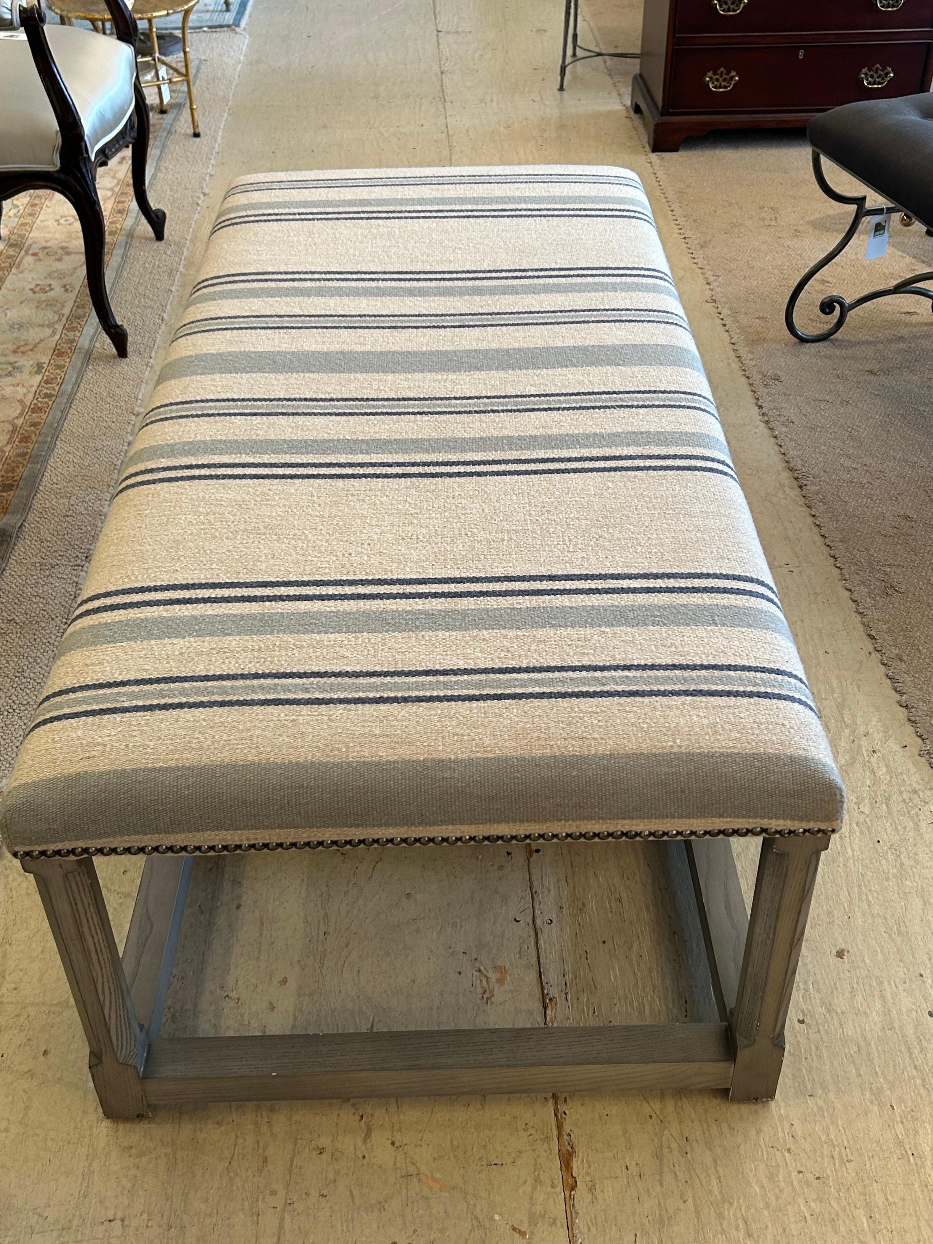 Tissu d'ameublement Très grand banc classique en bois gris et rayé avec plateau assorti en vente