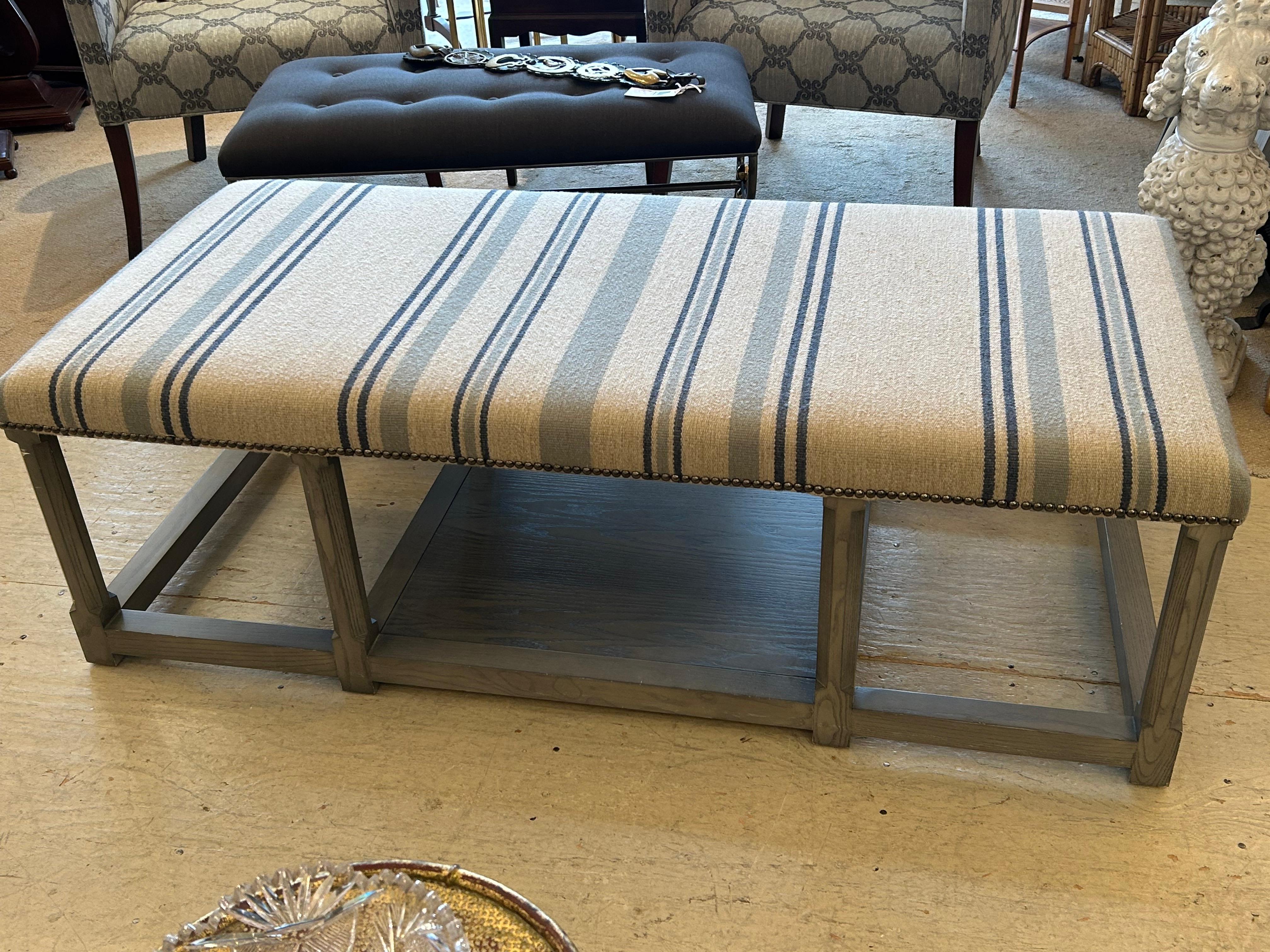 Très grand banc classique en bois gris et rayé avec plateau assorti en vente 1