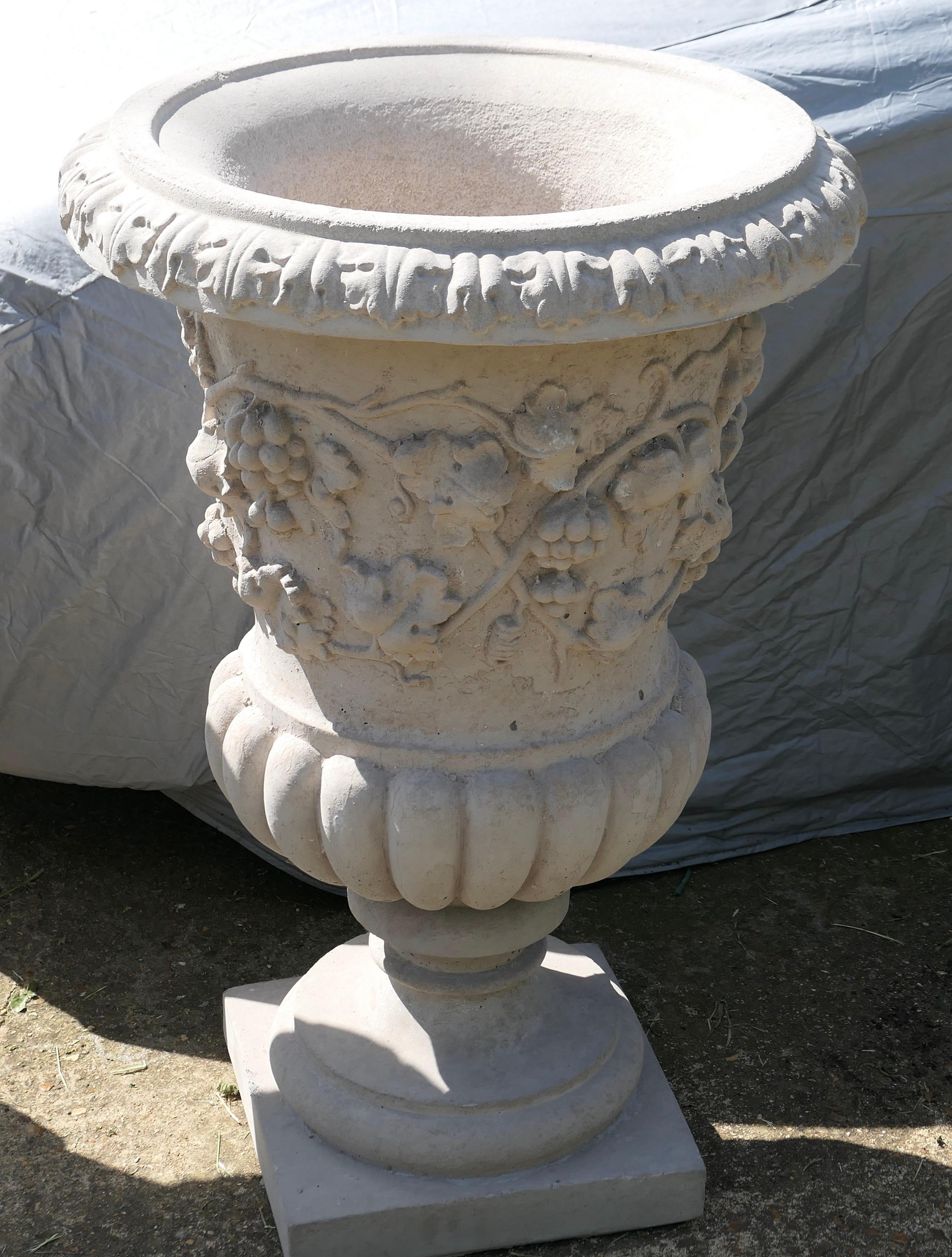 Very Large Classical Grape and Vine Garden Planter  In Good Condition For Sale In Chillerton, Isle of Wight