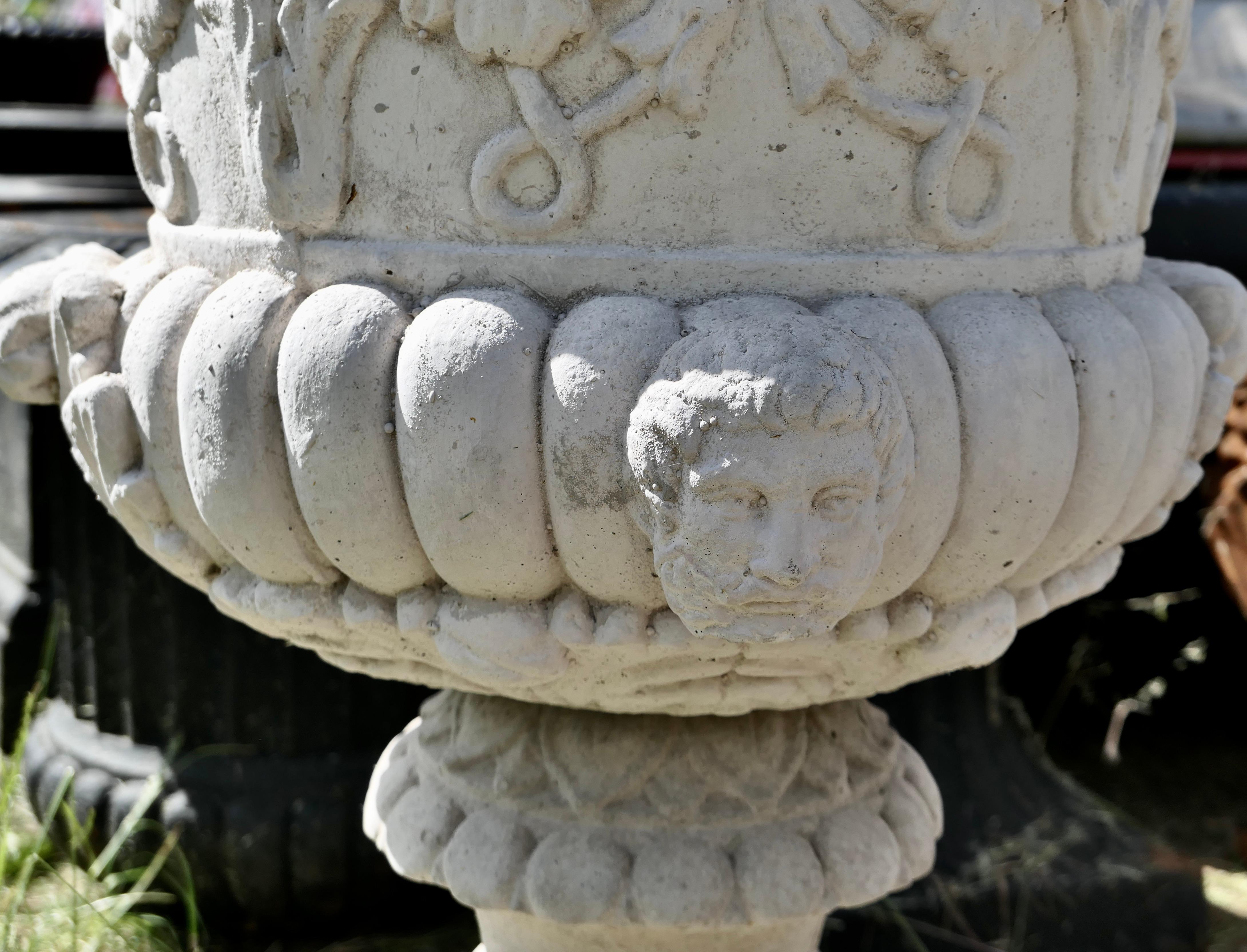 Very Large Classical Tudor Rose Garden Planter In Good Condition For Sale In Godshill, Isle of Wight