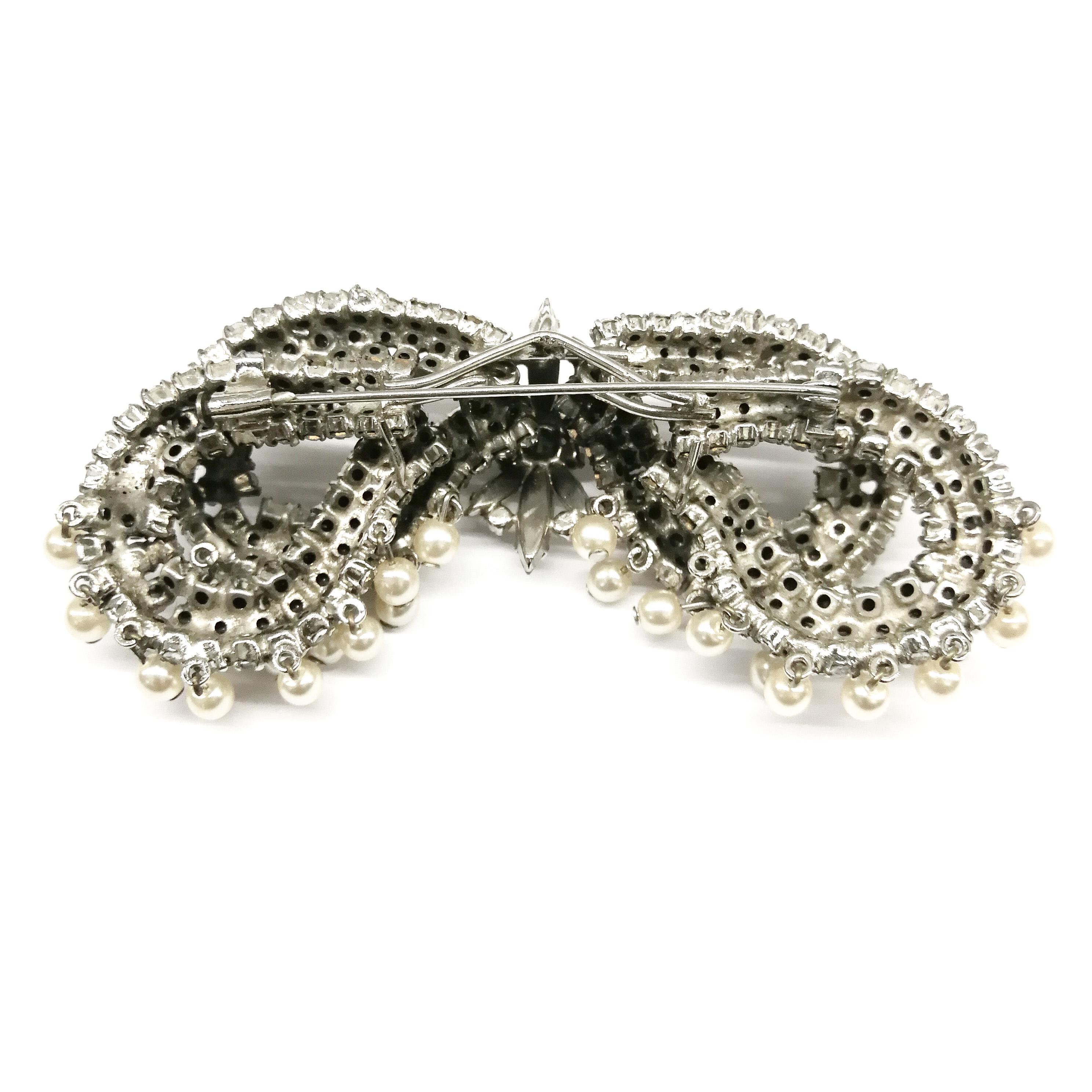 Very large clear paste and pearl 'bow' brooch, Roger Jean-Pierre, France, 1960s In Excellent Condition In Greyabbey, County Down