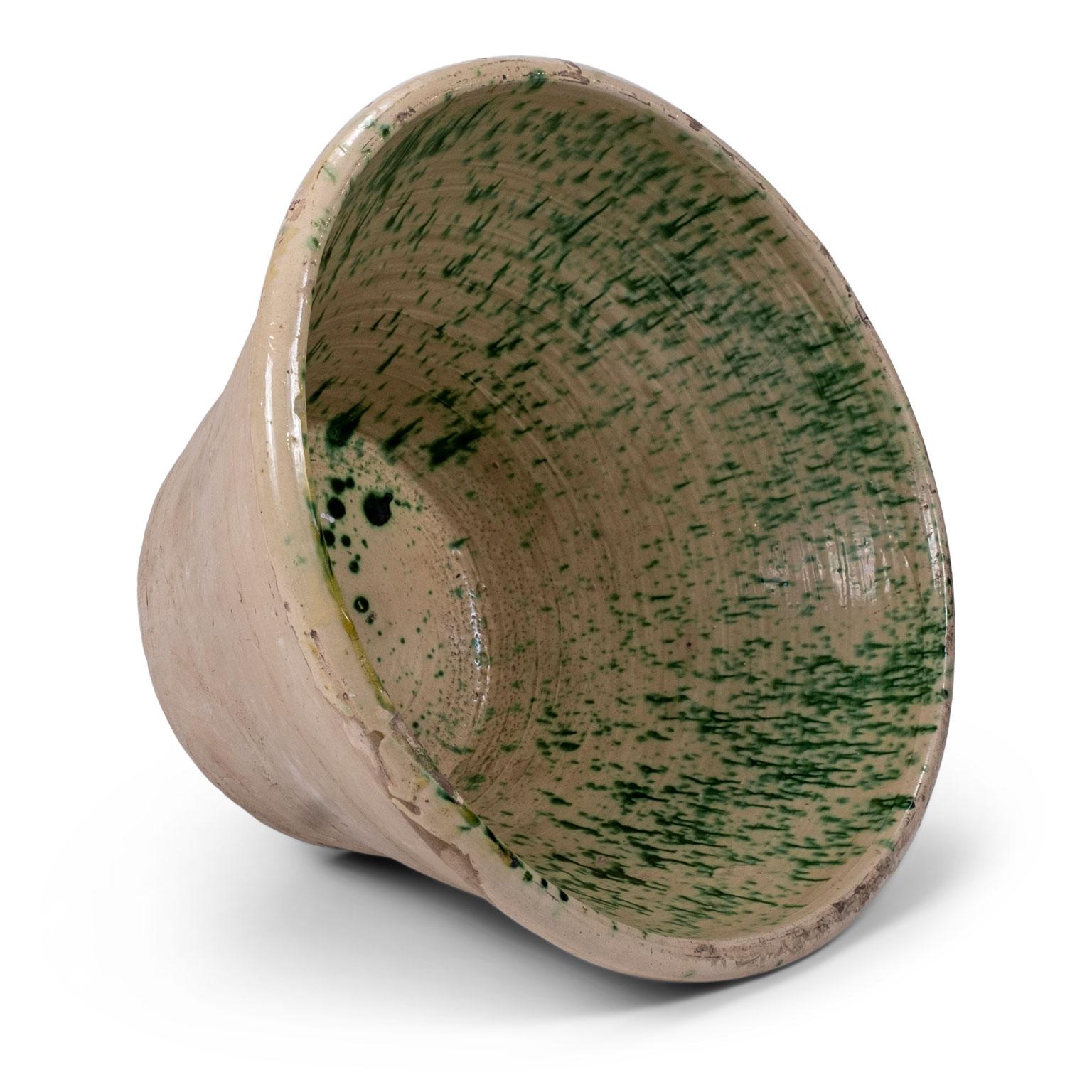 Très grand bol à passata en terre vernissée colorée du sud de l'Italie (Pouilles). Ce bol rustique en terre cuite du XIXe siècle était utilisé dans la campagne italienne pour préparer la passata de tomates. Fabriqué à la main et émaillé d'un motif