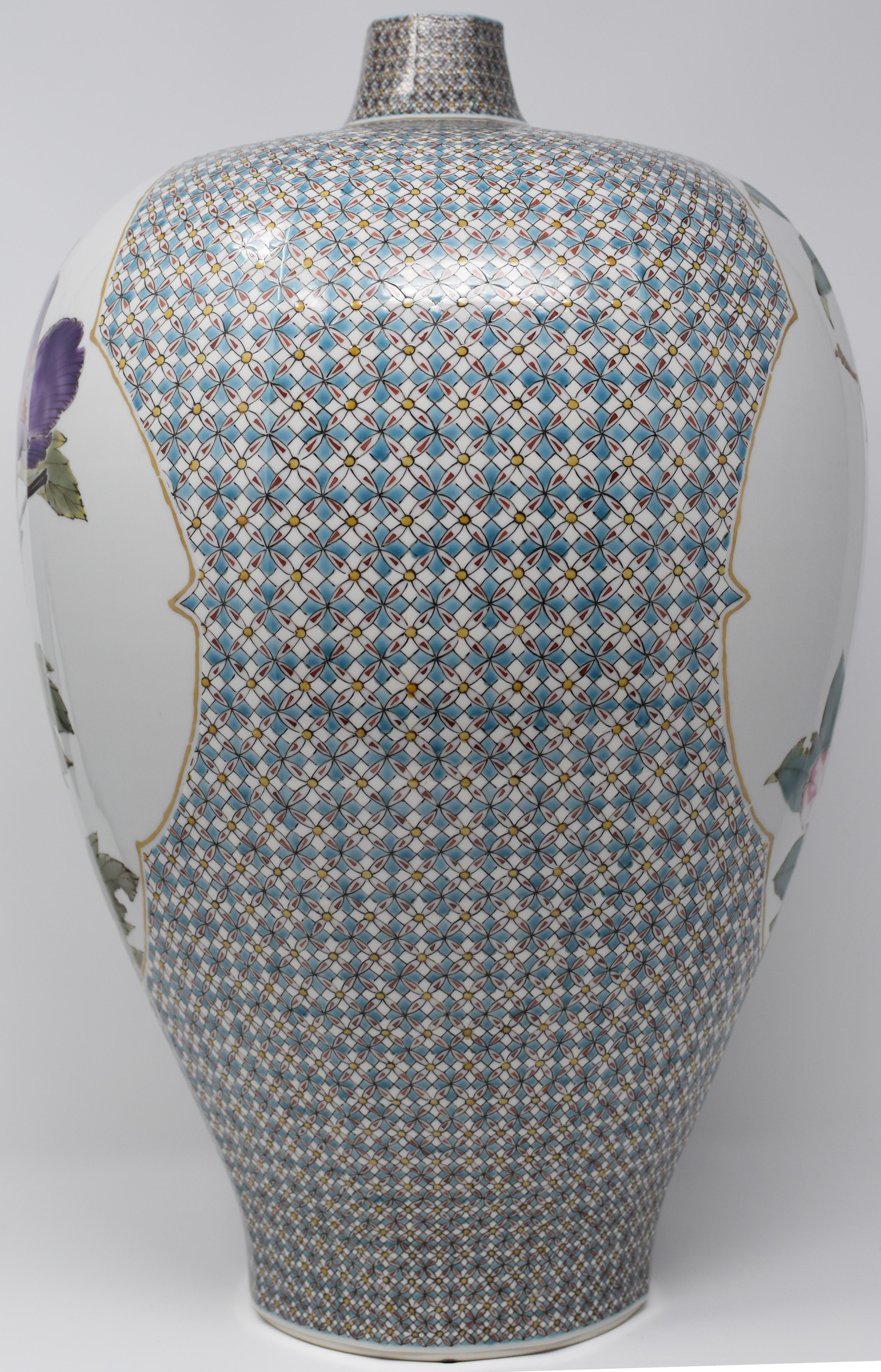 Contemporary Japanese Blau Rosa Lila Creme Porzellan Vase von Masterly Artist (21. Jahrhundert und zeitgenössisch) im Angebot