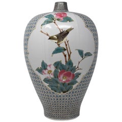 Vase contemporain en porcelaine japonaise bleu rose pourpre crème par un maître artiste