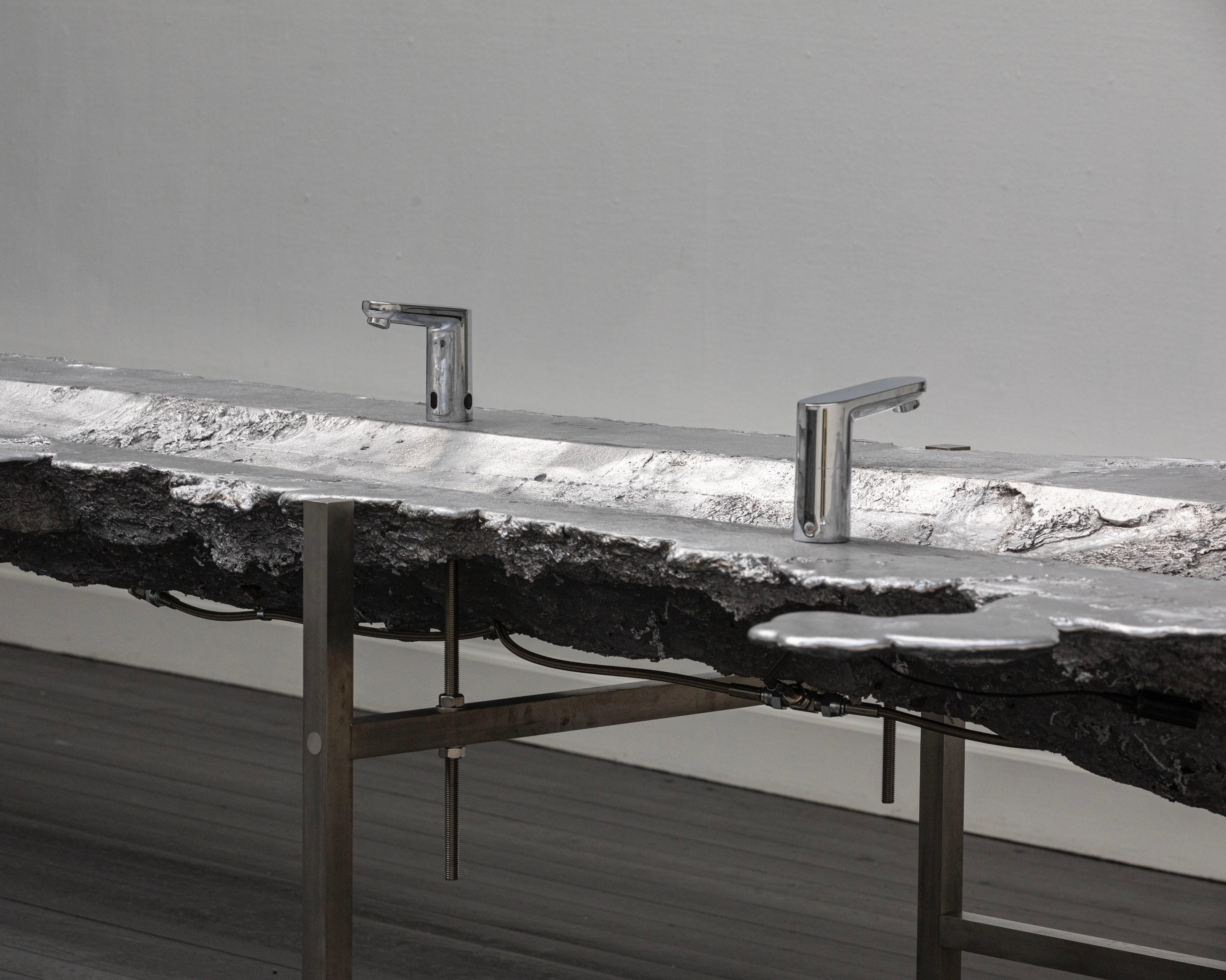Très grande sculpture contemporaine de 2020. Aquarelle/encre de toilette unique en aluminium moulé en vente 2