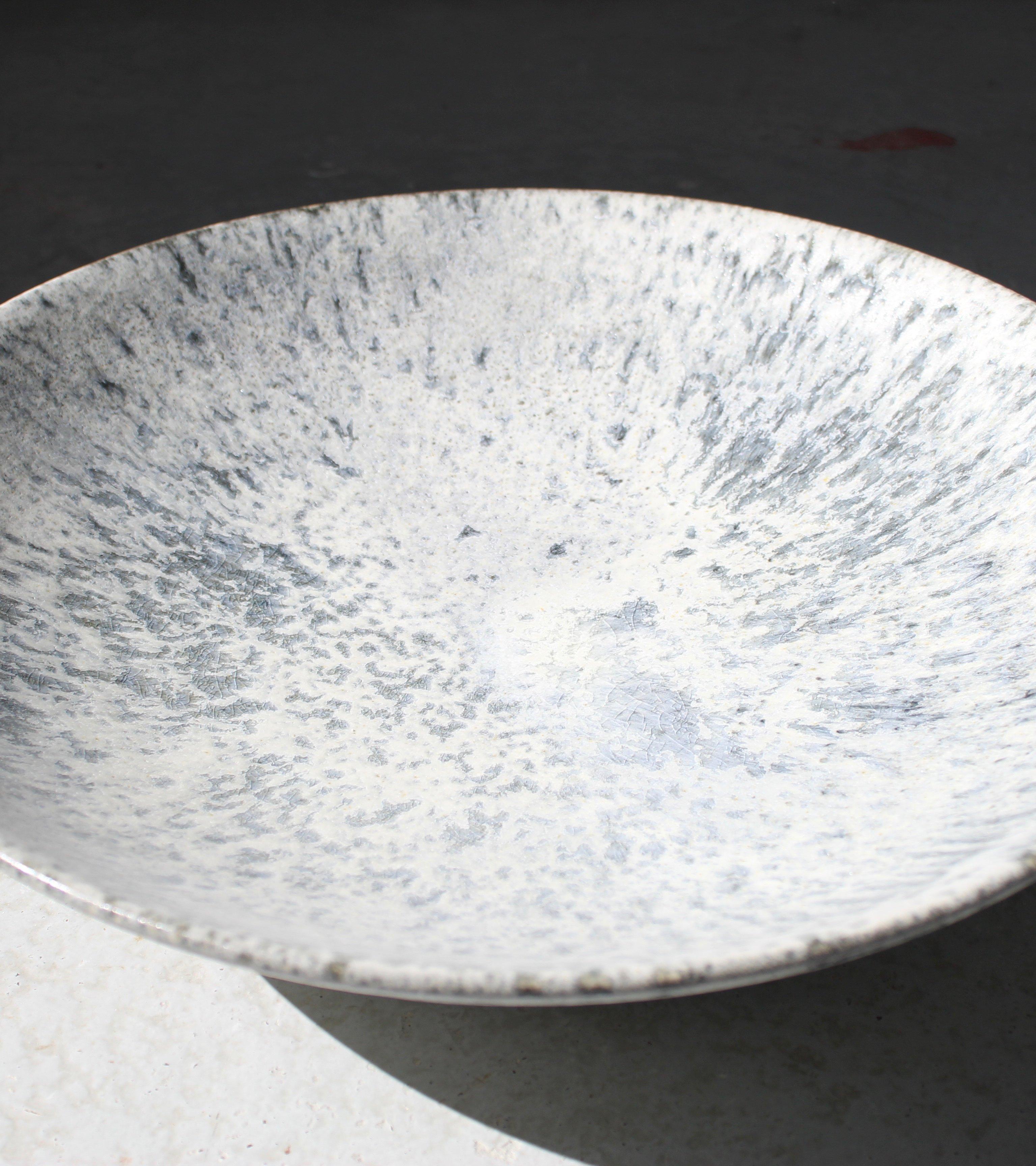 Very Large Curved Platter in White & Blue Glaze In Excellent Condition In London, GB