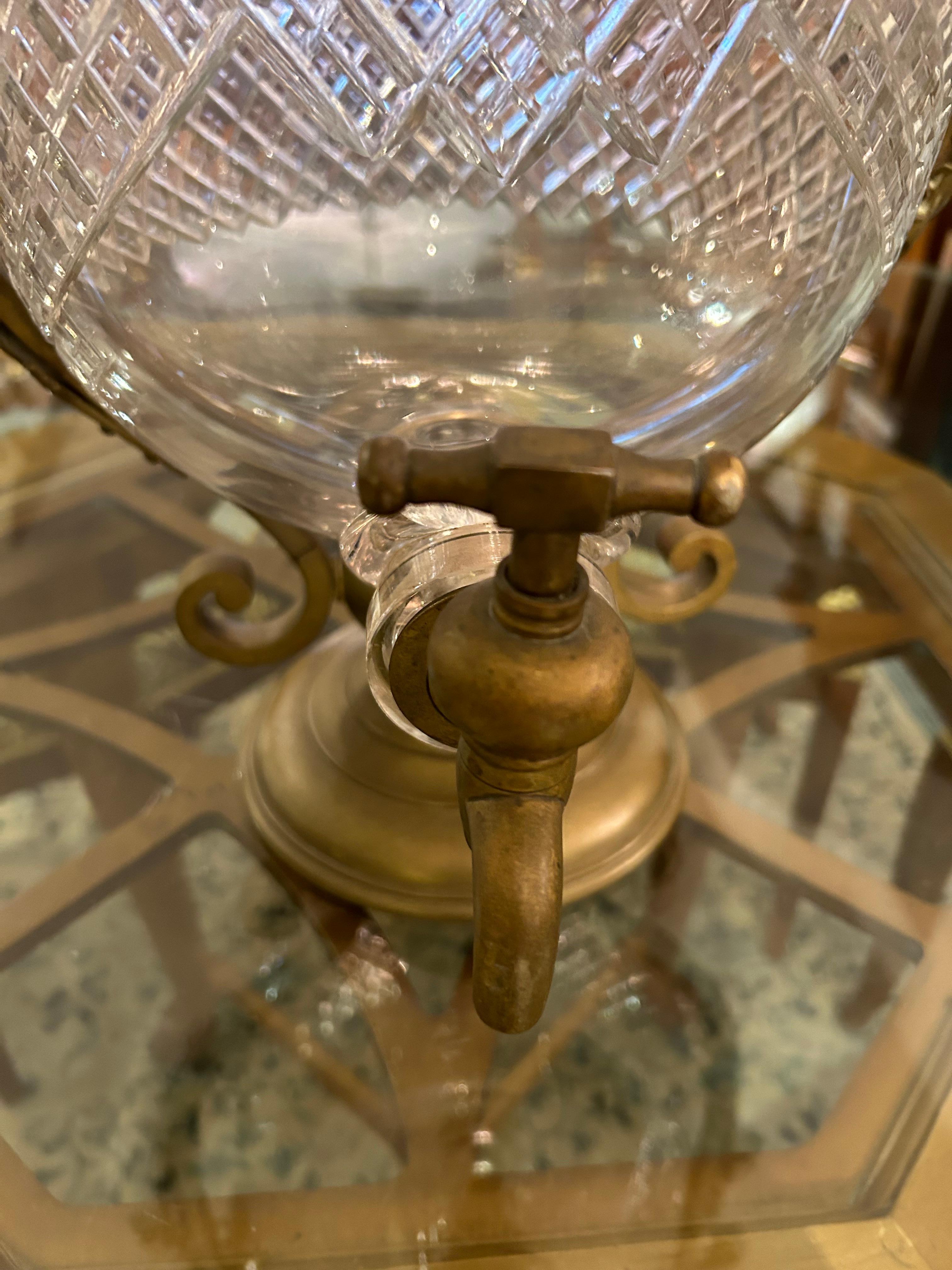 Très grand samovar en cristal taillé et laiton en vente 4
