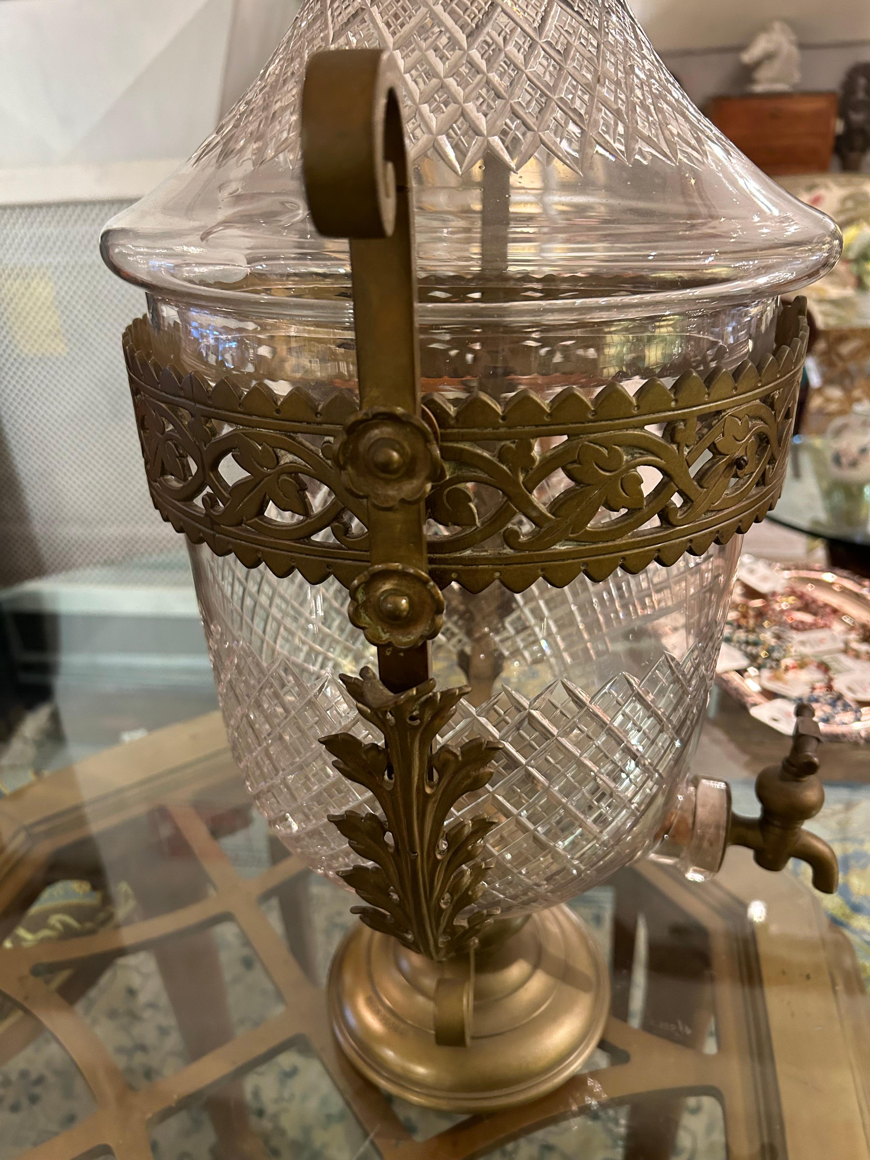 Très grand samovar en cristal taillé et laiton en vente 5