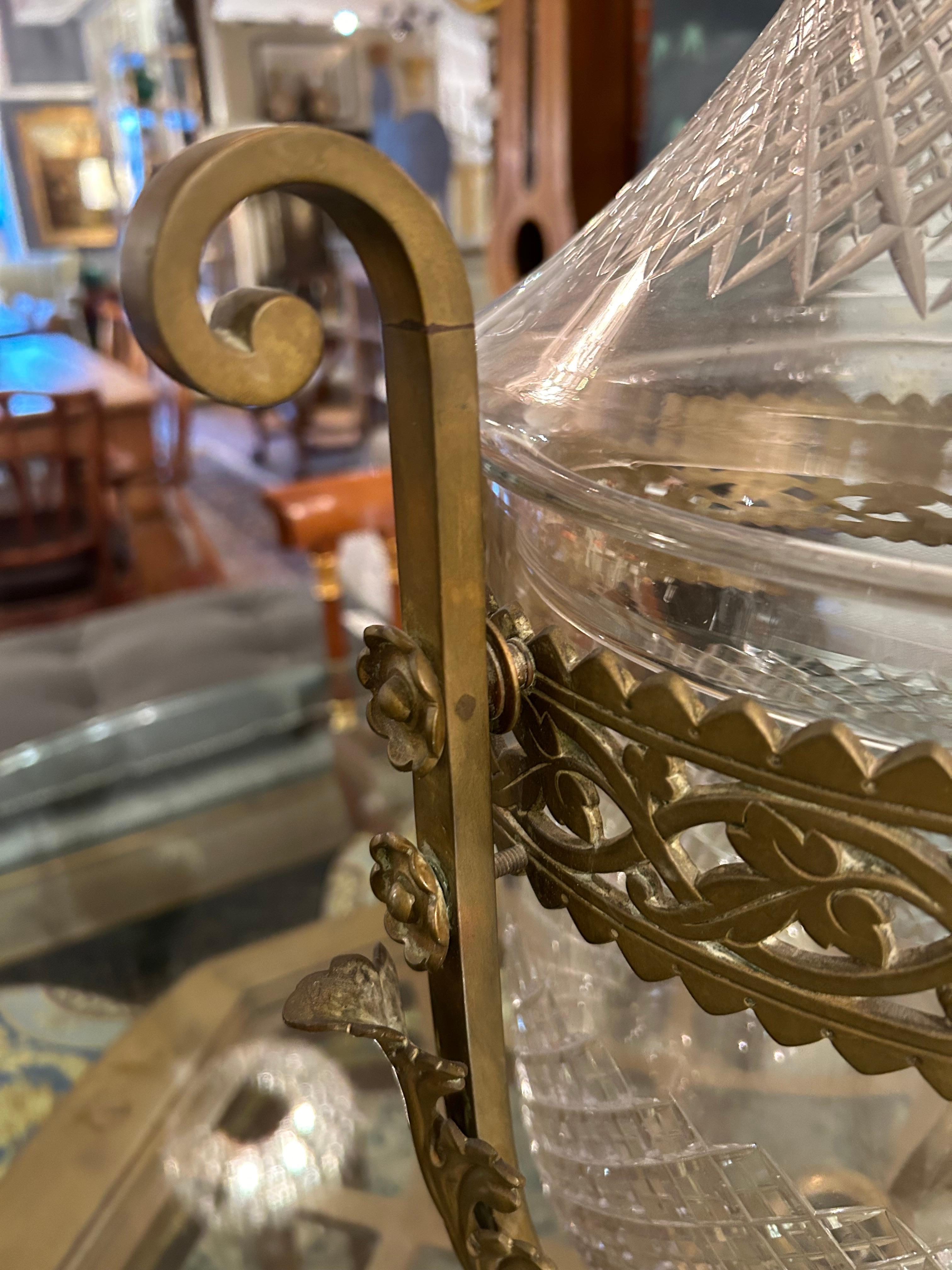 Très grand samovar en cristal taillé et laiton en vente 6