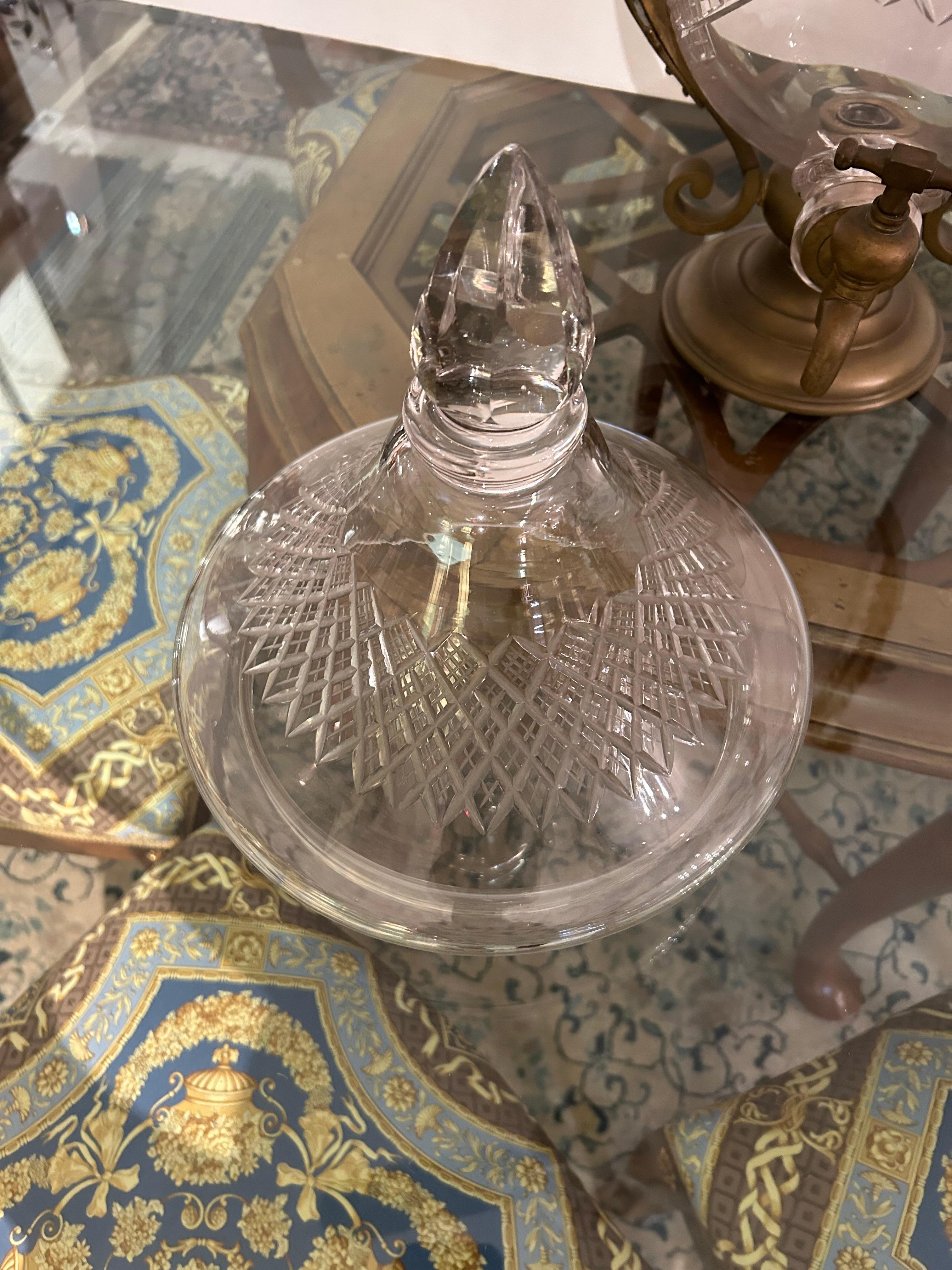 Français Très grand samovar en cristal taillé et laiton en vente