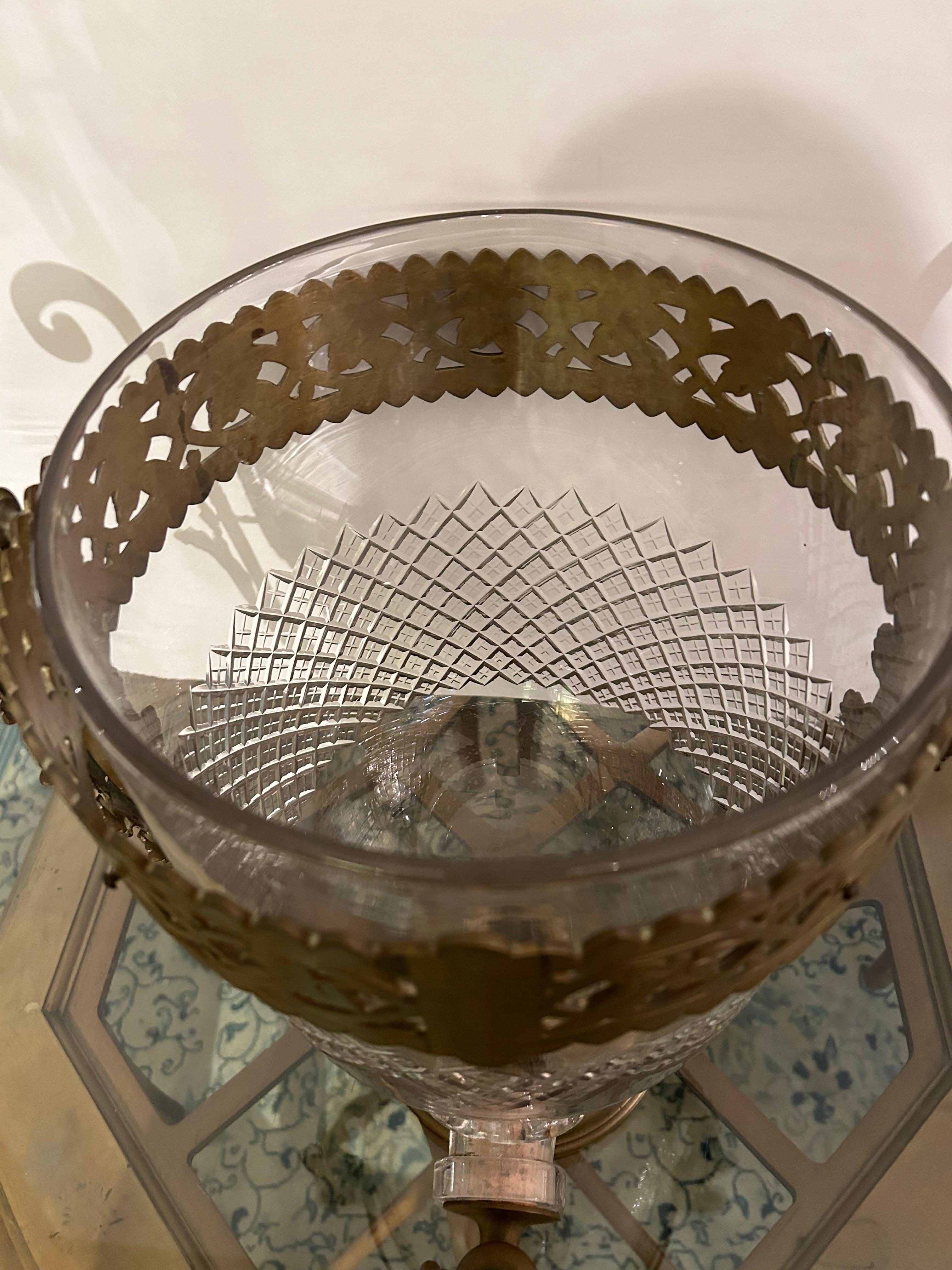 Très grand samovar en cristal taillé et laiton Bon état - En vente à Hopewell, NJ