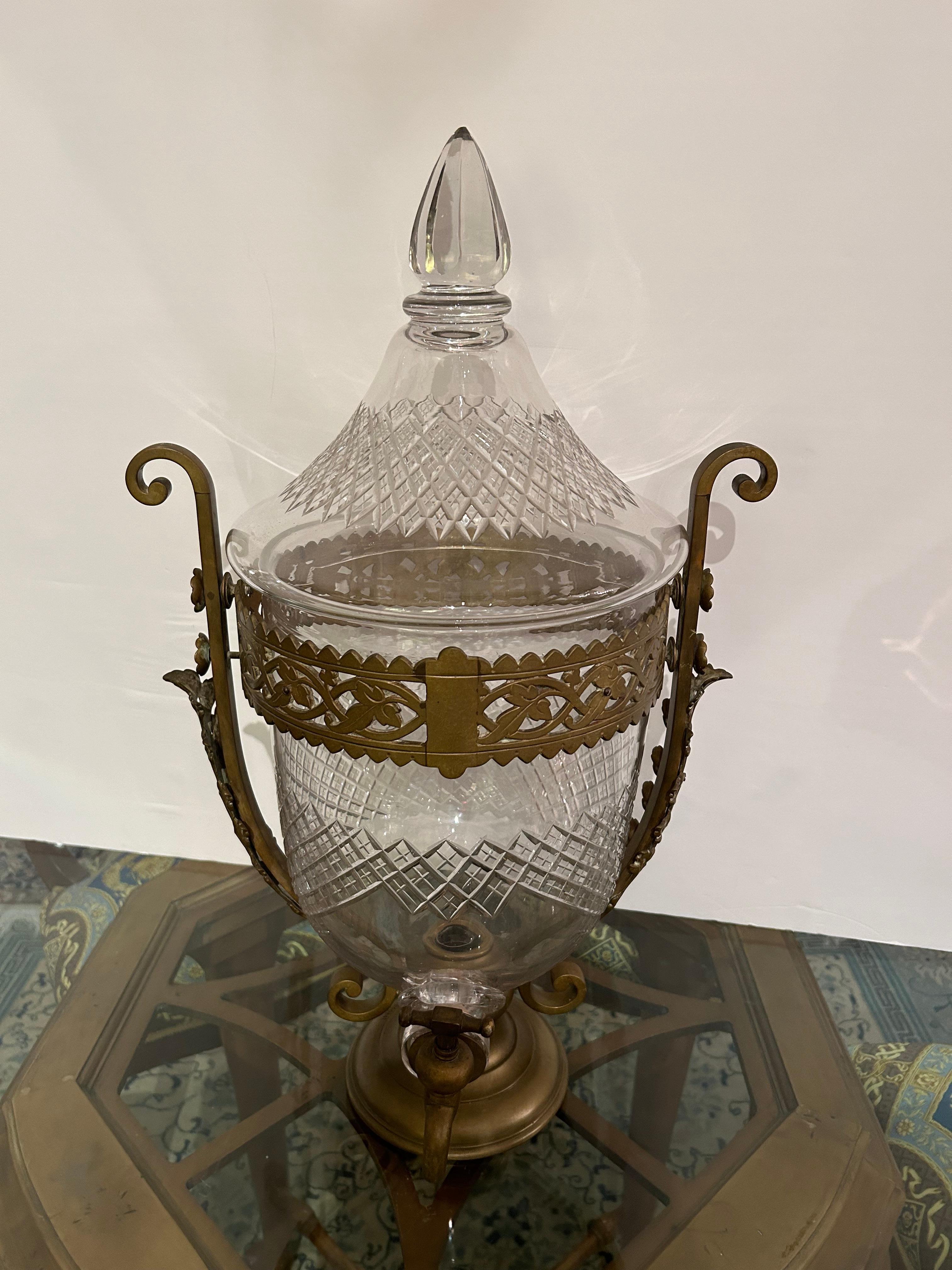 XIXe siècle Très grand samovar en cristal taillé et laiton en vente