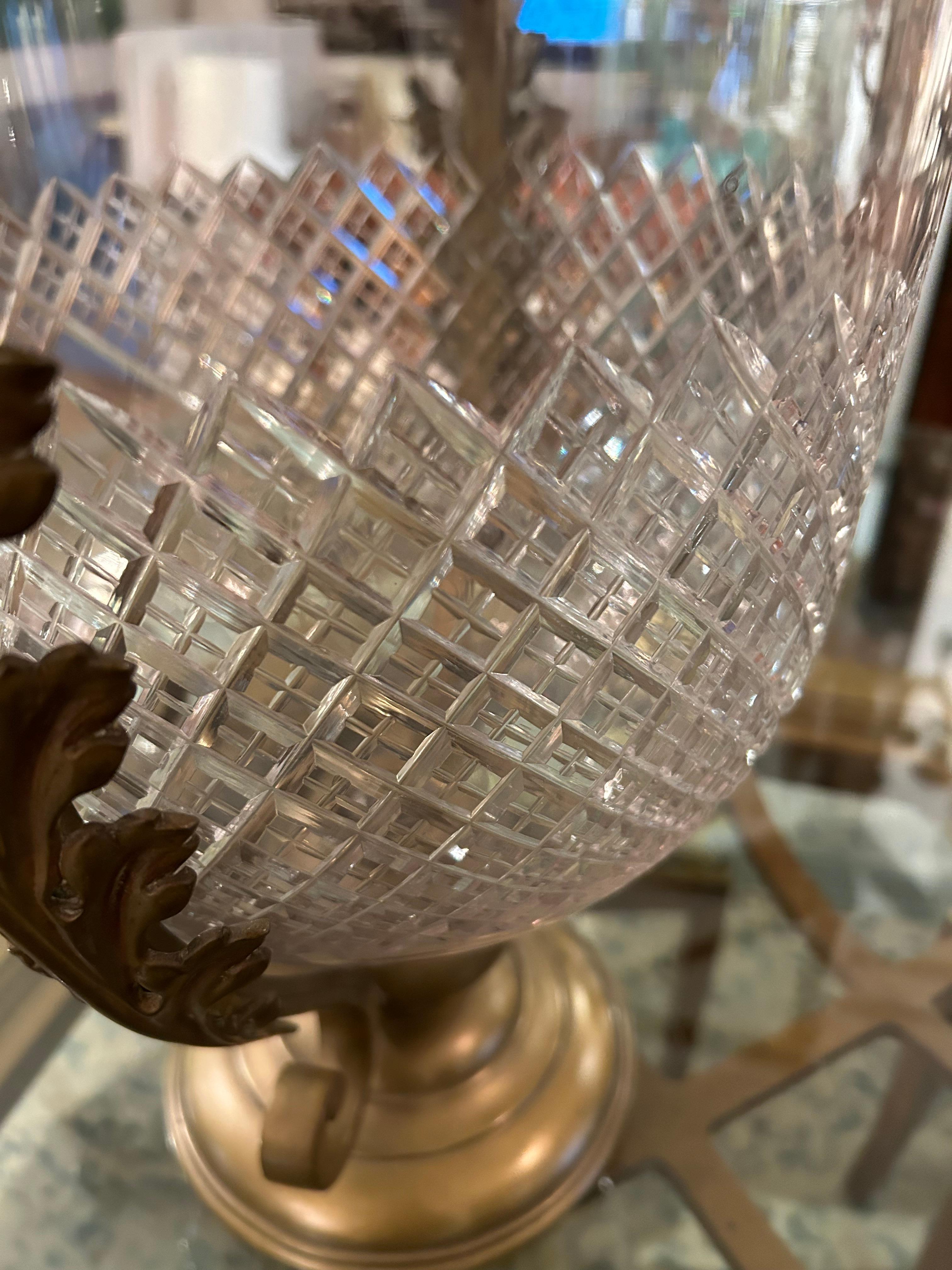 Laiton Très grand samovar en cristal taillé et laiton en vente