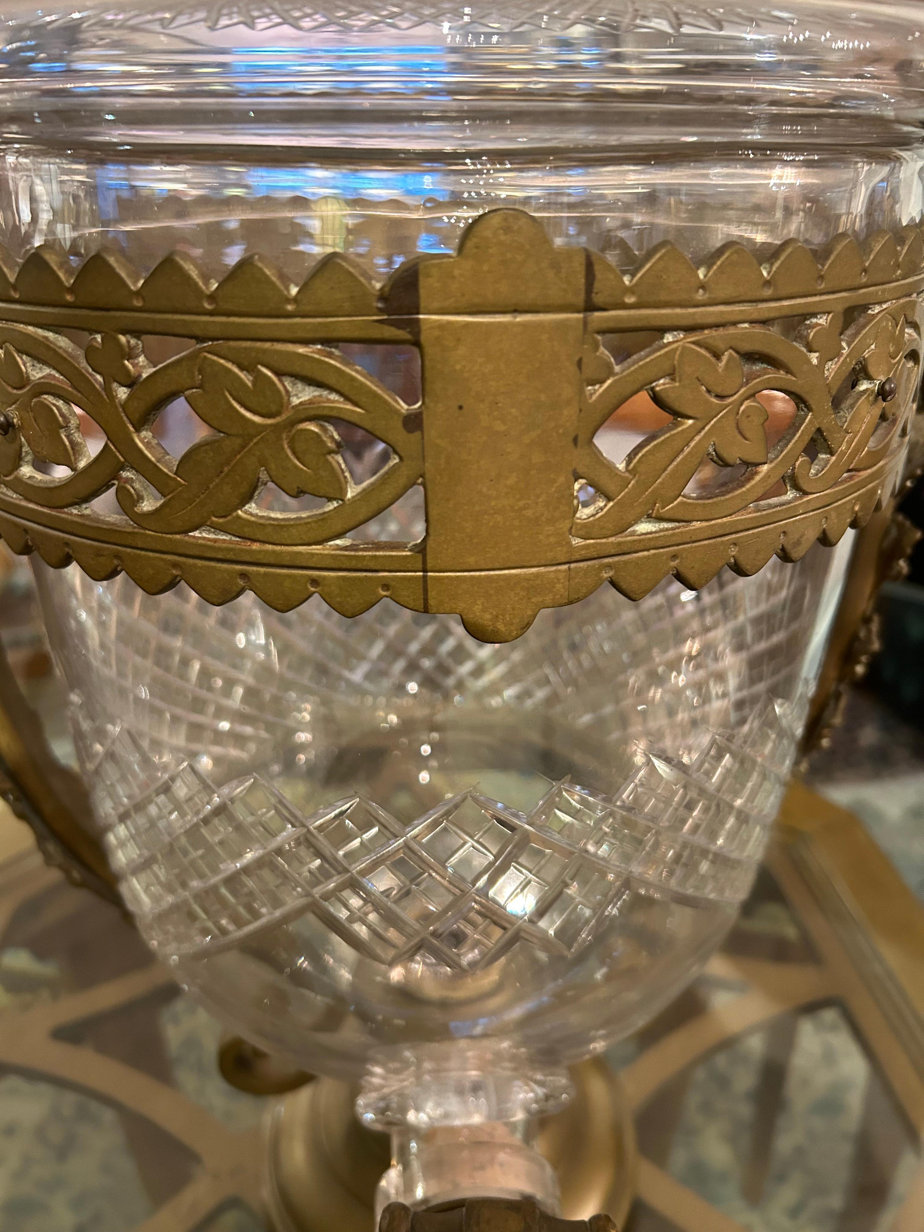 Très grand samovar en cristal taillé et laiton en vente 3