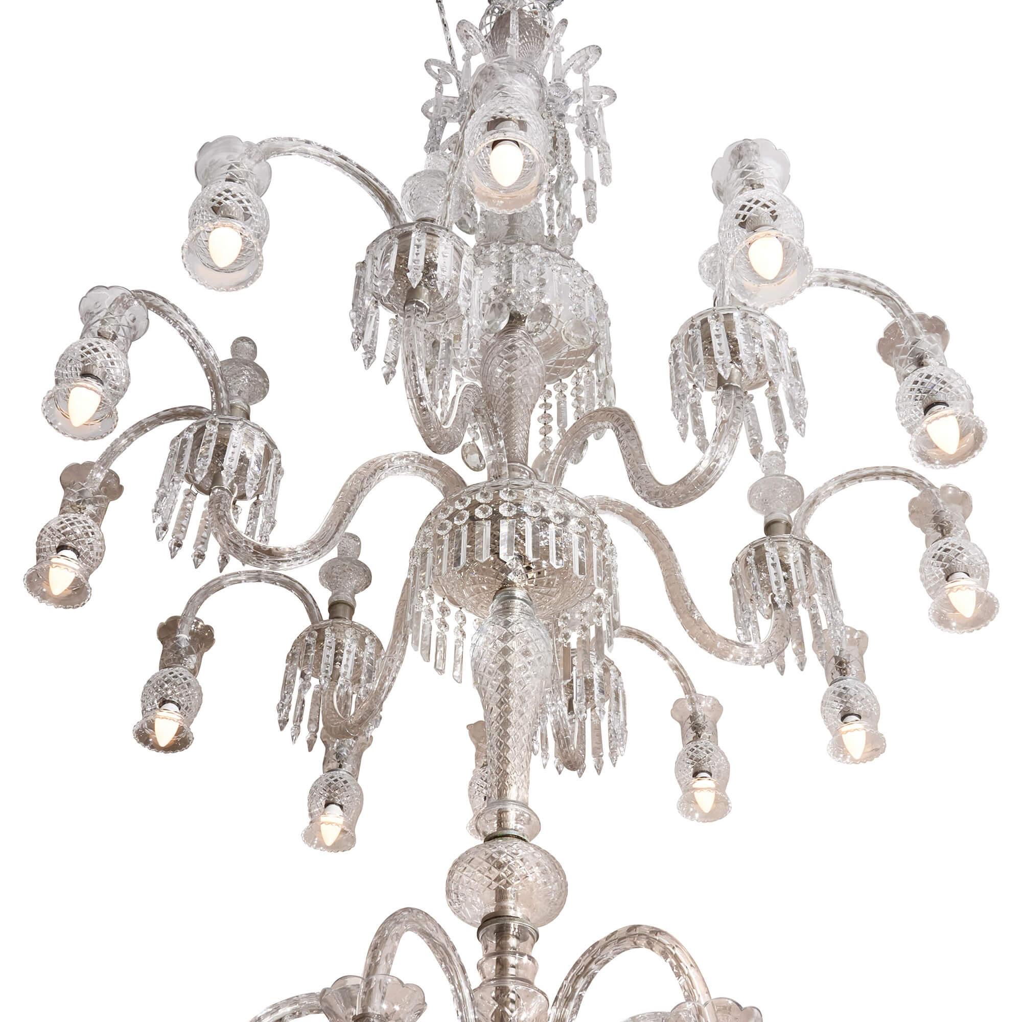 Très grand lustre en verre taillé, dans le style de C.I.C.
Anglais, 20ème siècle
Hauteur 390 cm, diamètre 174 cm

Réalisé en verre taillé au début du XXe siècle, ce superbe lustre célèbre le style des œuvres produites par la célèbre firme anglaise