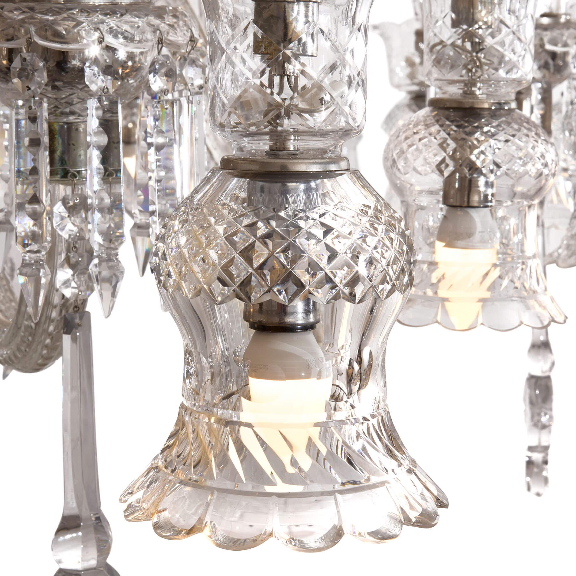 Anglais Très grand lustre en verre taillé dans le style de F&C Osler en vente