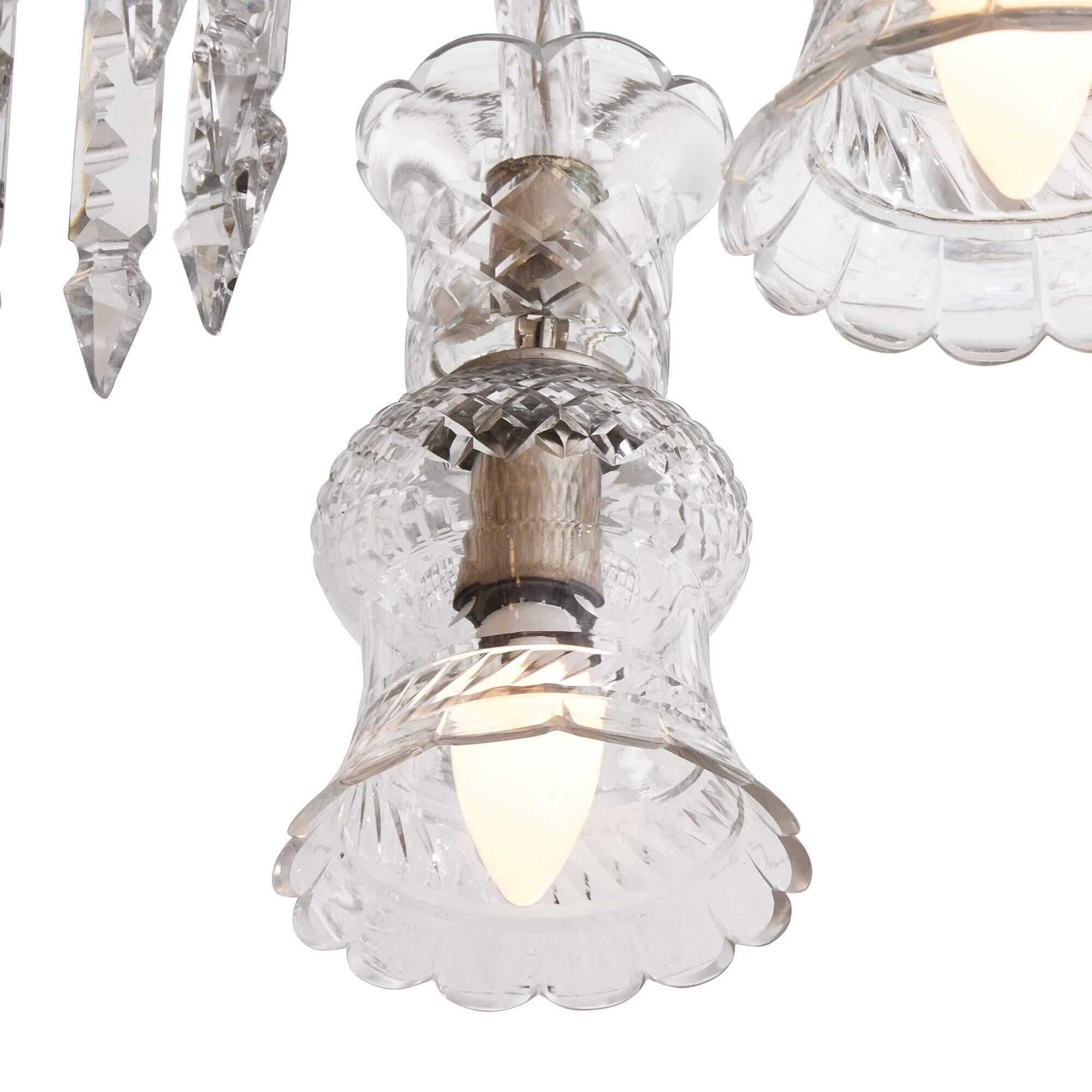 Très grand lustre en verre taillé dans le style de F&C Osler Bon état - En vente à London, GB
