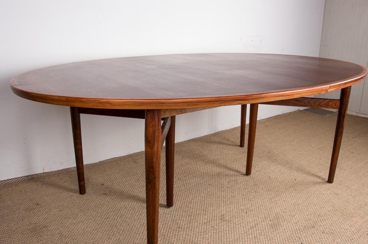 Très grande table de salle à manger danoise extensible en bois de rose modèle 212 d'Arne Vodder. en vente 2