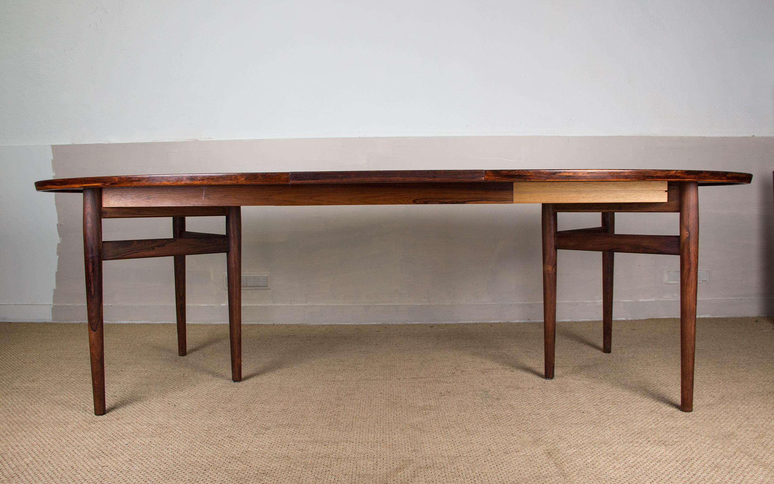 Très grande table de salle à manger danoise extensible en bois de rose modèle 212 d'Arne Vodder. 5