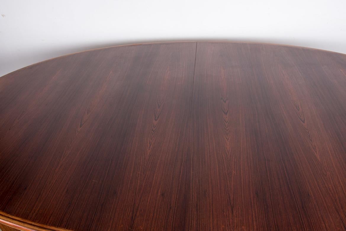 Très grande table de salle à manger danoise extensible en bois de rose modèle 212 d'Arne Vodder. en vente 3