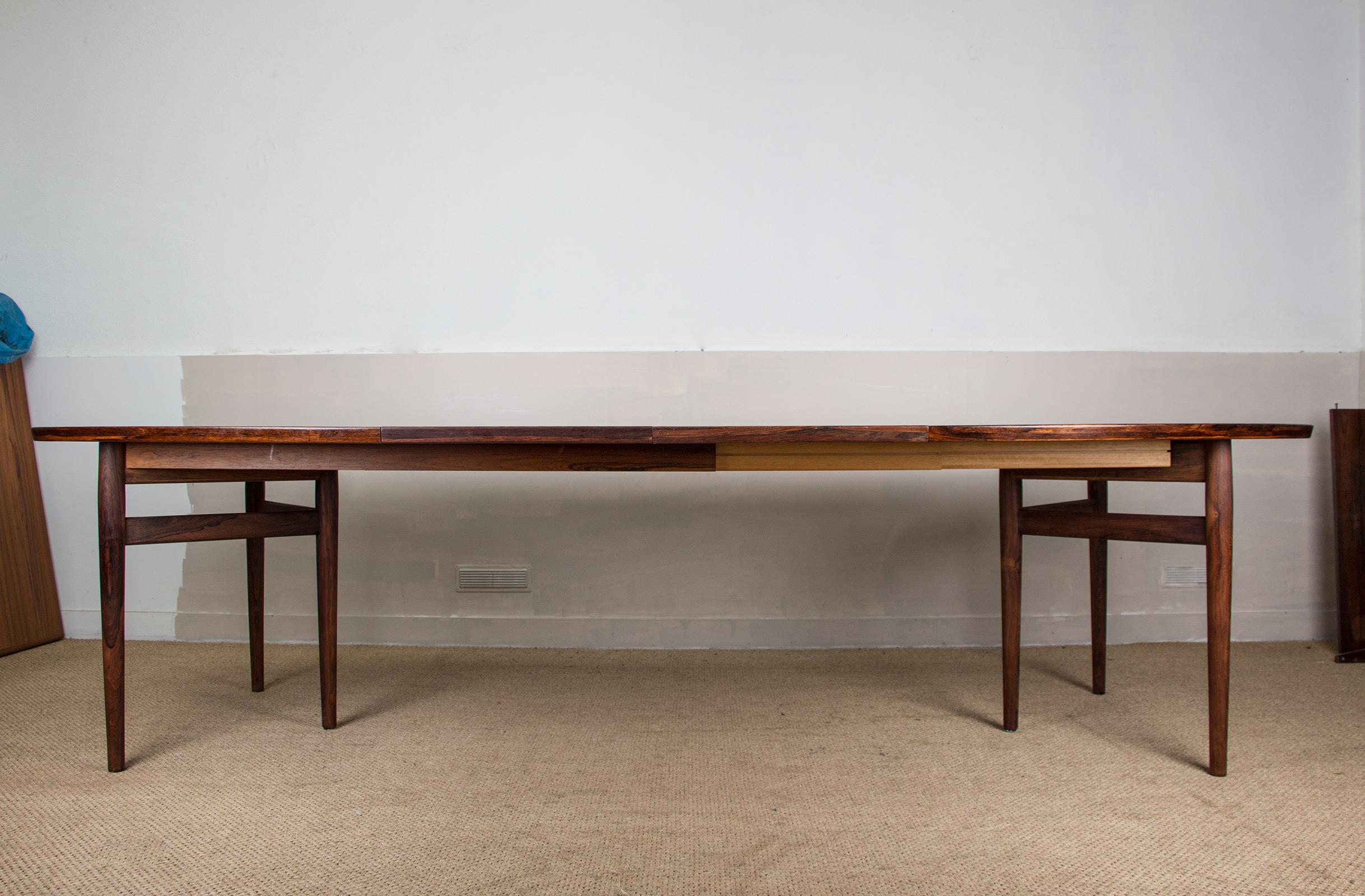 Très grande table de salle à manger danoise extensible en bois de rose modèle 212 d'Arne Vodder. 7