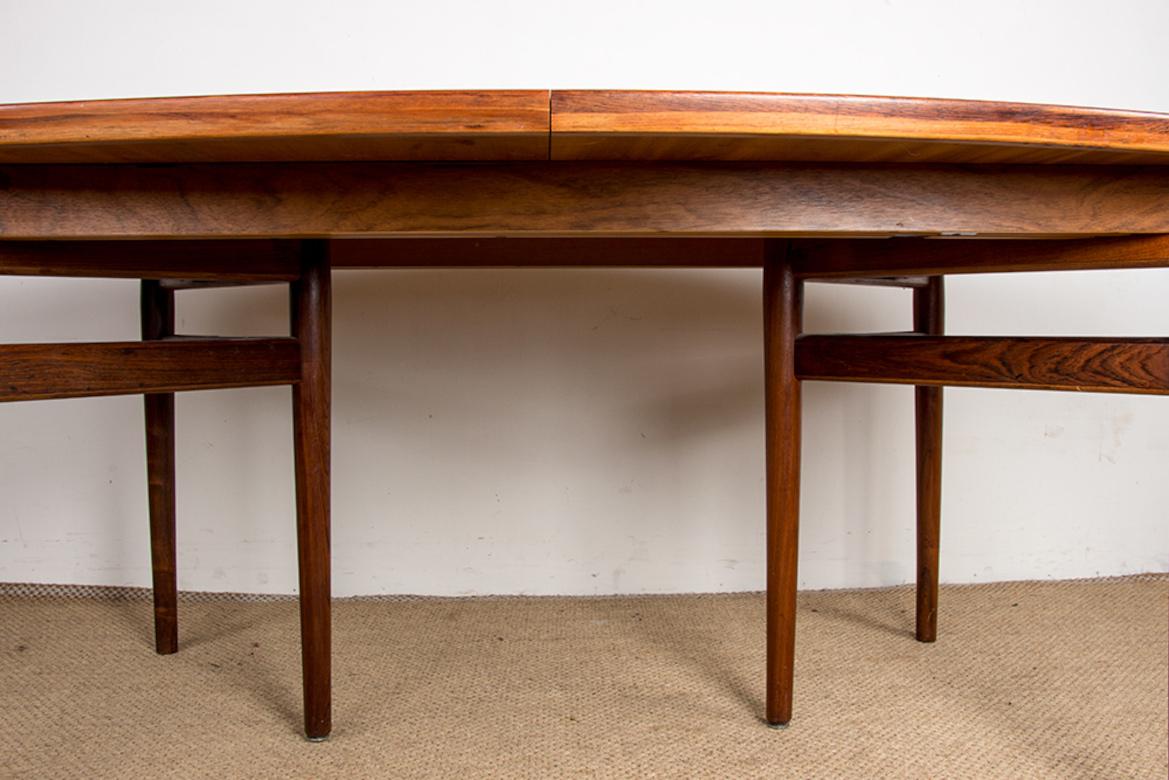 Très grande table de salle à manger danoise extensible en bois de rose modèle 212 d'Arne Vodder. en vente 5