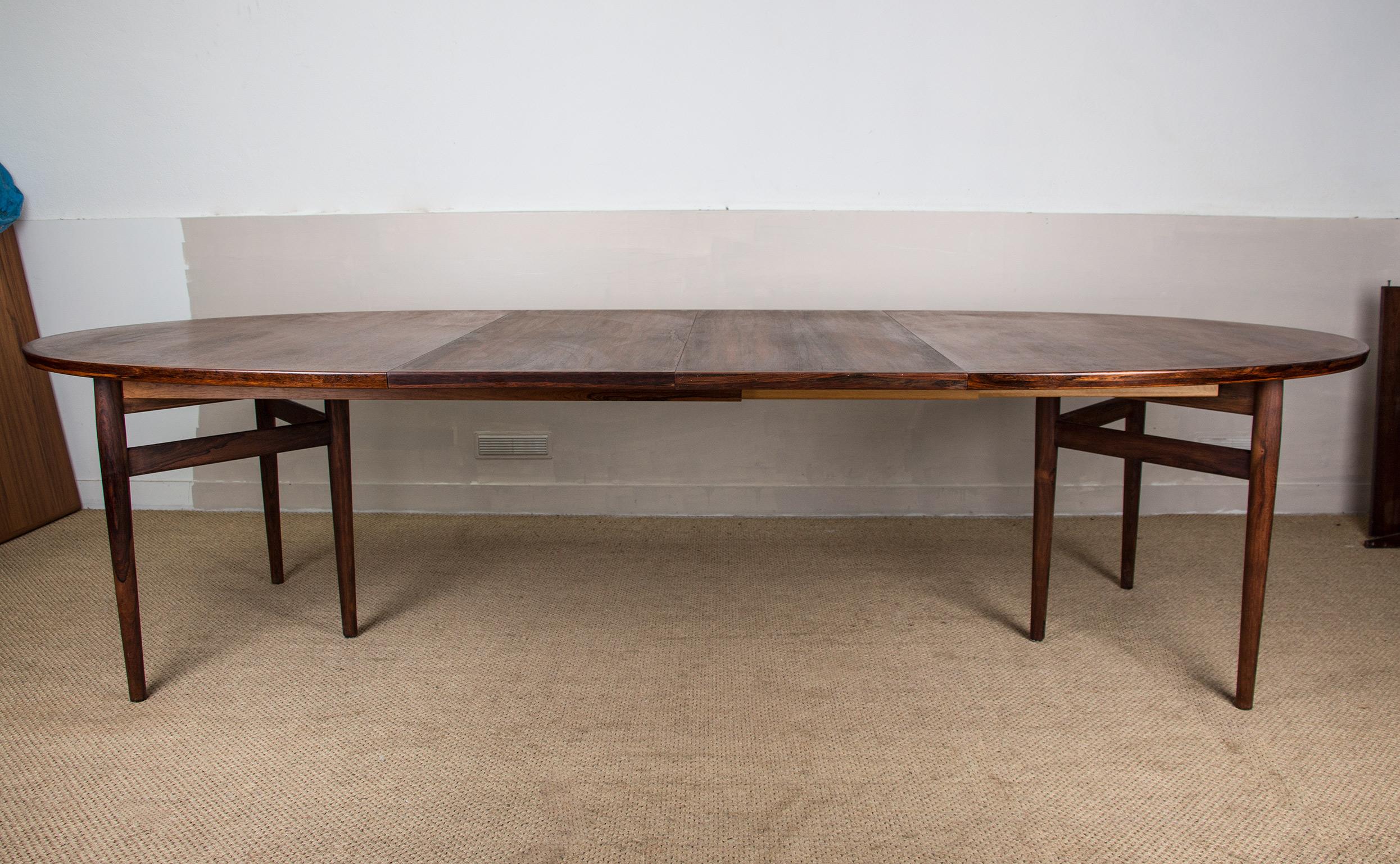 Très grande table de salle à manger danoise extensible en bois de rose modèle 212 d'Arne Vodder. 8