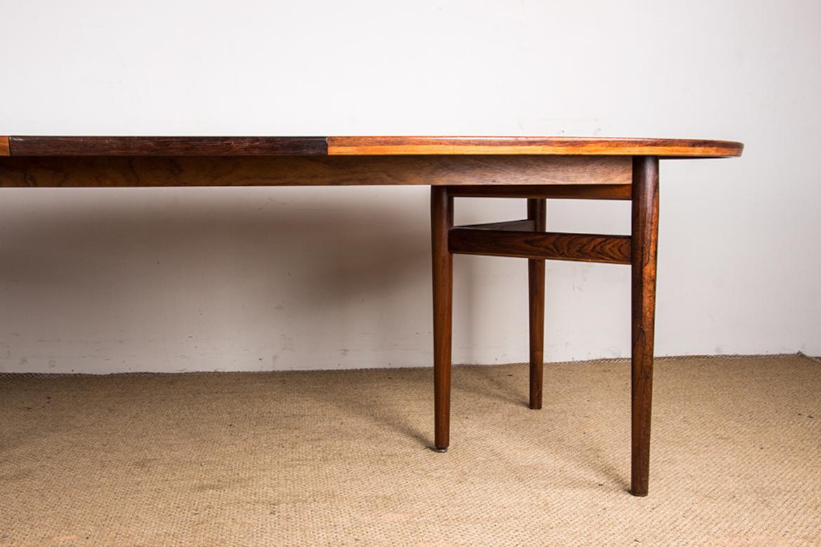 Très grande table de salle à manger danoise extensible en bois de rose modèle 212 d'Arne Vodder. en vente 7