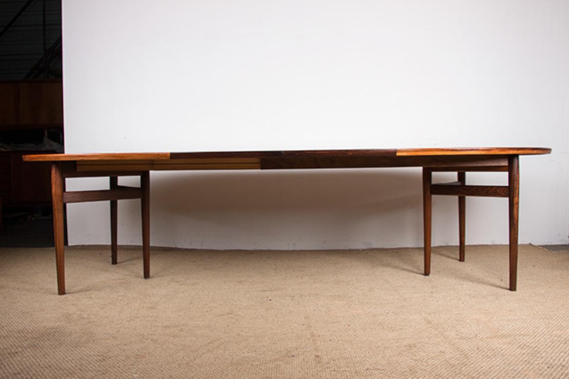 Très grande table de salle à manger danoise extensible en bois de rose modèle 212 d'Arne Vodder. en vente 11