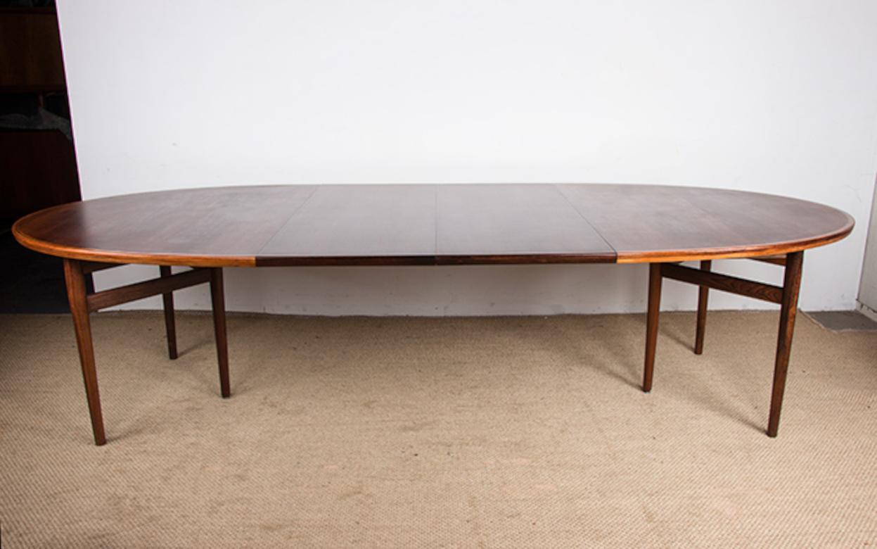 Très grande table de salle à manger danoise extensible en bois de rose modèle 212 d'Arne Vodder. en vente 12