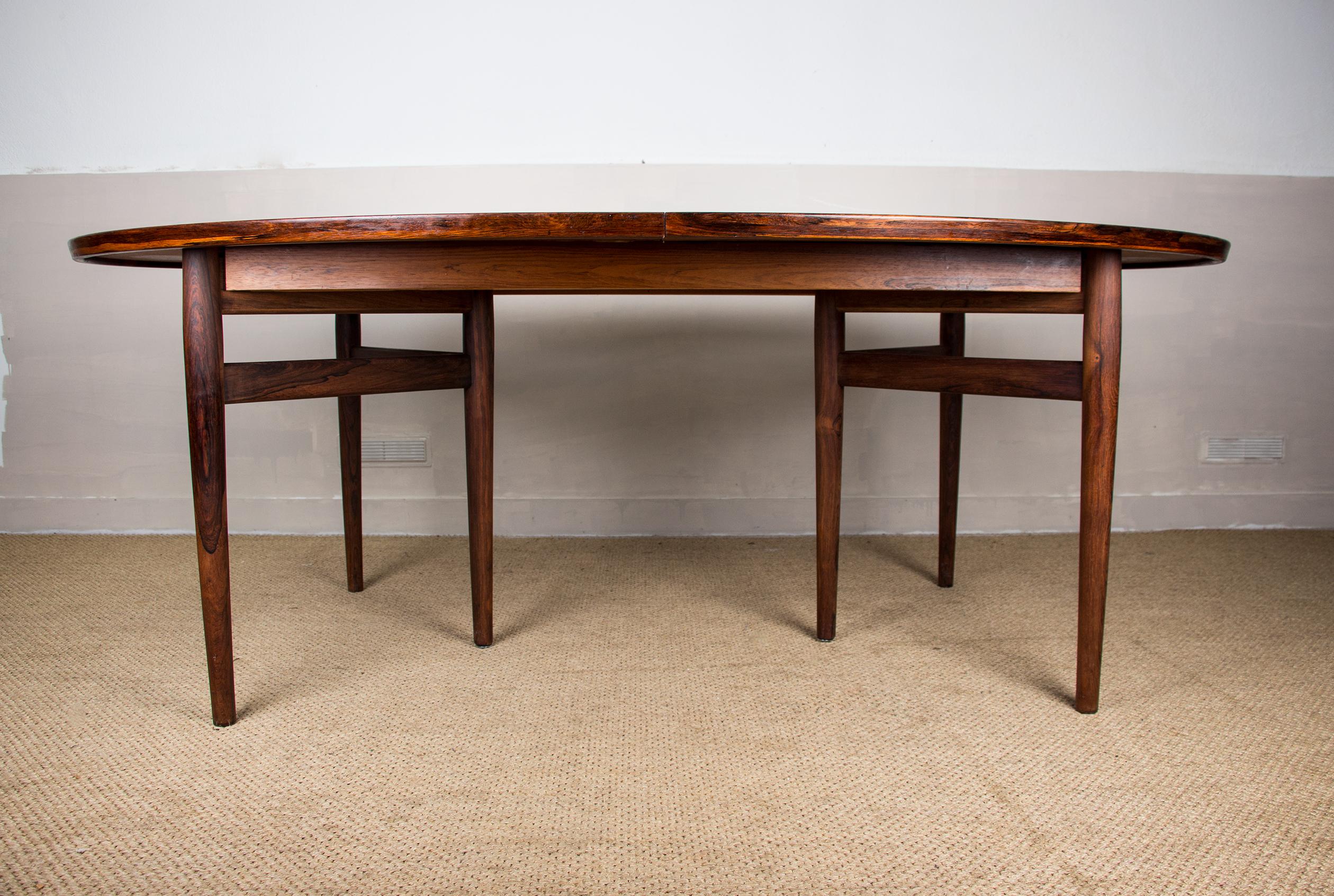 Magnifique grande table de salle à manger scandinave. 
Design/One très fin et raffiné, haute qualité de fabrication pour 10/14 personnes. Meubles répertoriés sur le site du Design Museum Denmark sous le numéro RP11160.
Longueur : 198, 248 et 298 cm