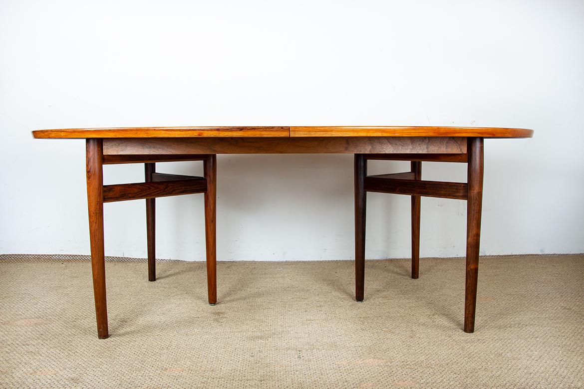 Magnificent large Scandinavian dining table. A refined, refined design and high-quality workmanship, it seats 10 to 14 people. This piece of furniture is listed on the Design Museum Denmark website under number RP11160.

Designer: Arne