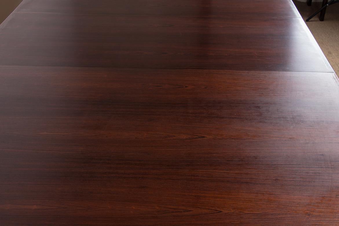 Très grande table de salle à manger danoise extensible en bois de rose modèle 212 d'Arne Vodder. en vente 10