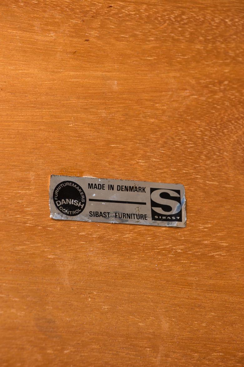 Très grande table de salle à manger danoise extensible en bois de rose modèle 212 d'Arne Vodder. en vente 13