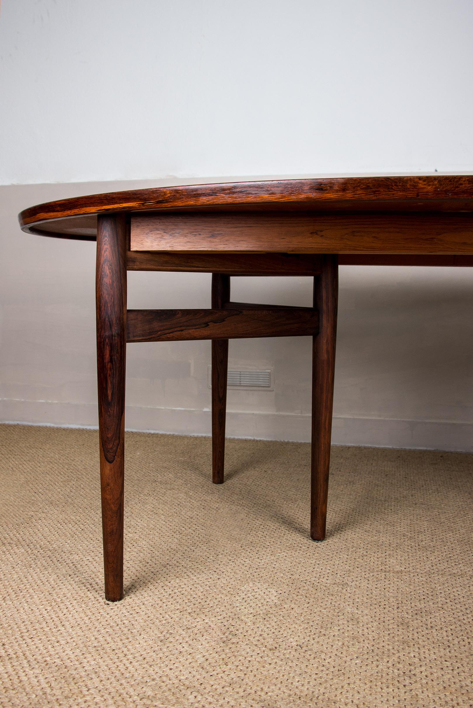 Scandinave moderne Très grande table de salle à manger danoise extensible en bois de rose modèle 212 d'Arne Vodder.