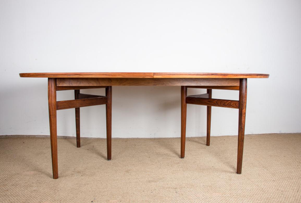 Magnifique grande table de salle à manger scandinave. 
Design/One très fin et raffiné, haute qualité de fabrication pour 10/14 personnes. Meubles répertoriés sur le site du Design Museum Denmark sous le numéro RP11160.

