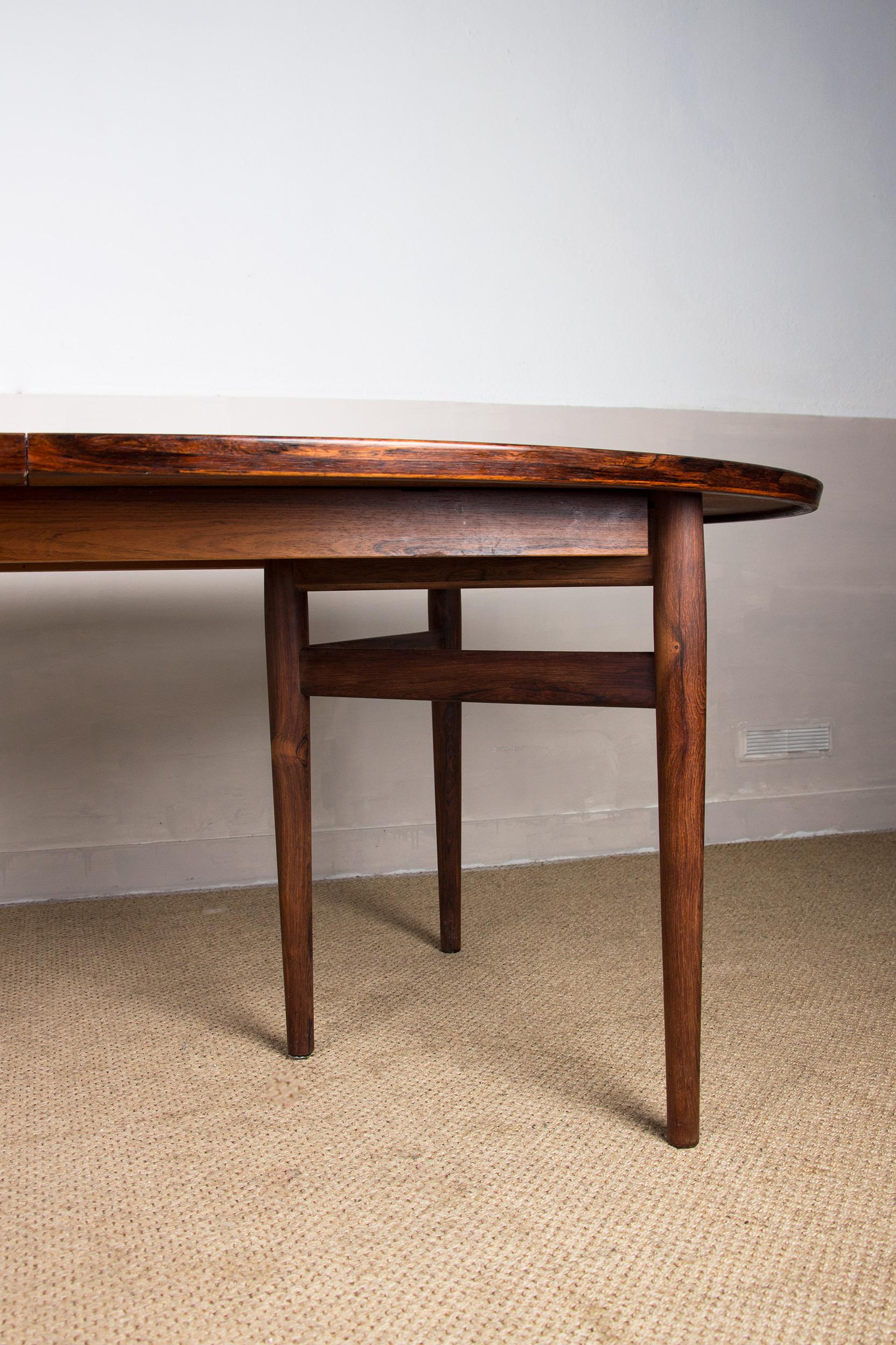 Danois Très grande table de salle à manger danoise extensible en bois de rose modèle 212 d'Arne Vodder.