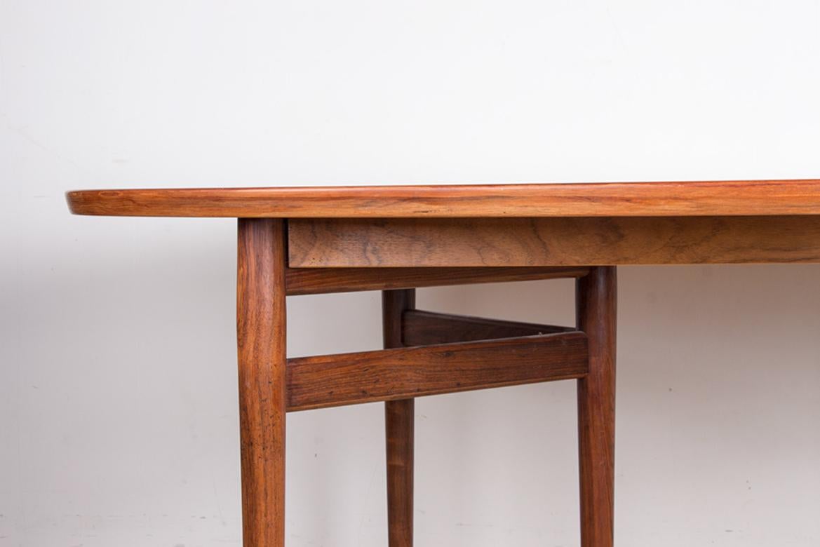 Scandinave moderne Très grande table de salle à manger danoise extensible en bois de rose modèle 212 d'Arne Vodder. en vente