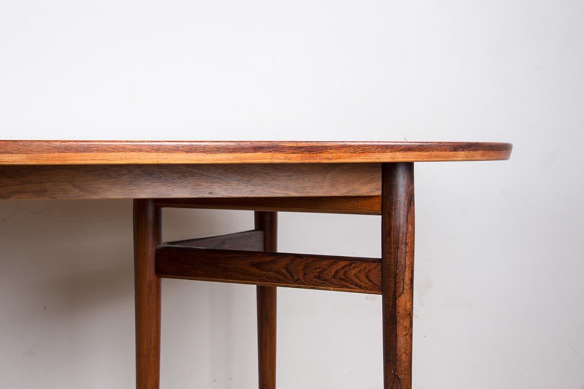 Danois Très grande table de salle à manger danoise extensible en bois de rose modèle 212 d'Arne Vodder. en vente