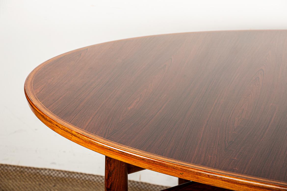 Mid-20th Century Very large Danish extendable dining table in rosewood model 212 by Arne Vodder. For Sale